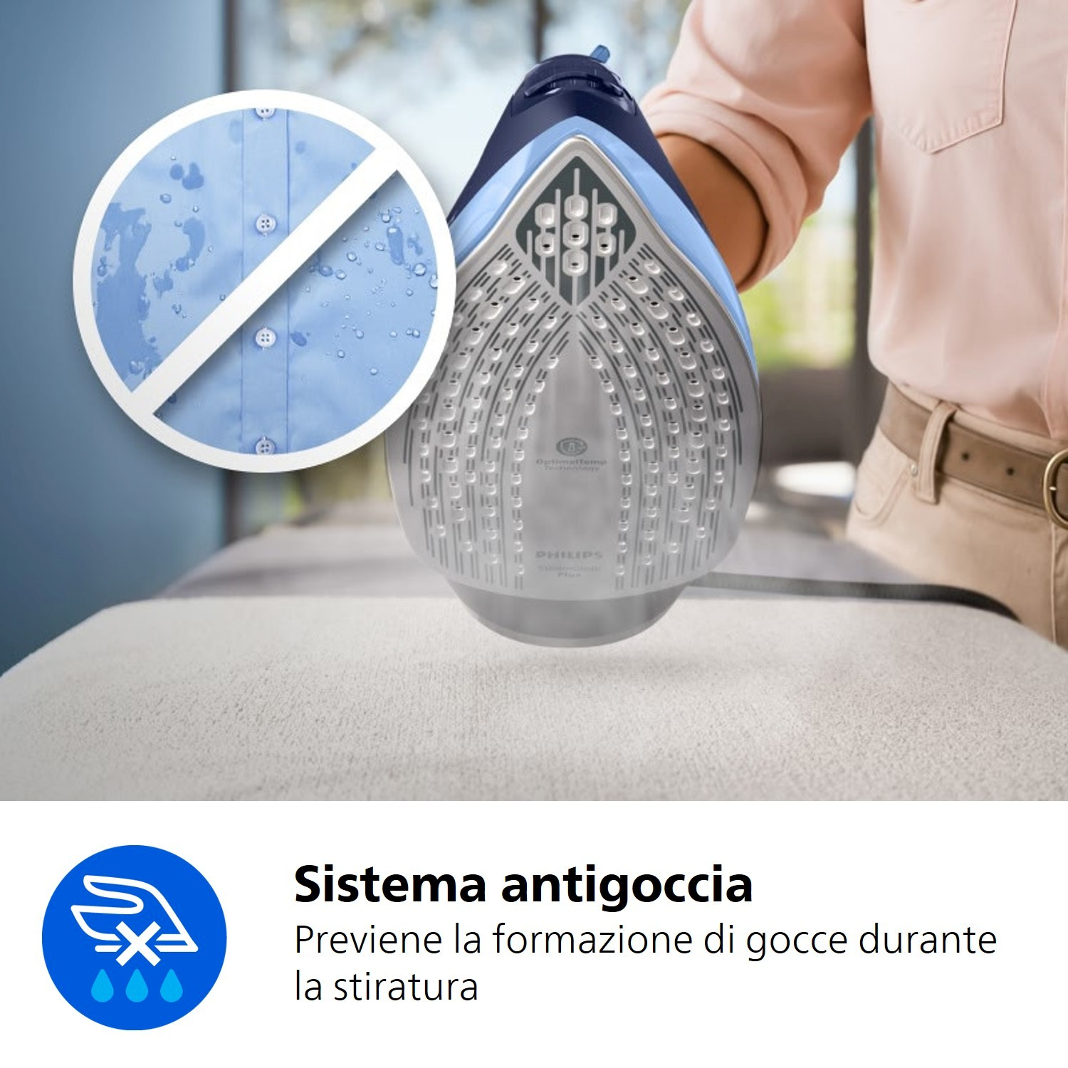 Un ferro da stiro con piastra e simbolo antigoccia su asse da stiro.