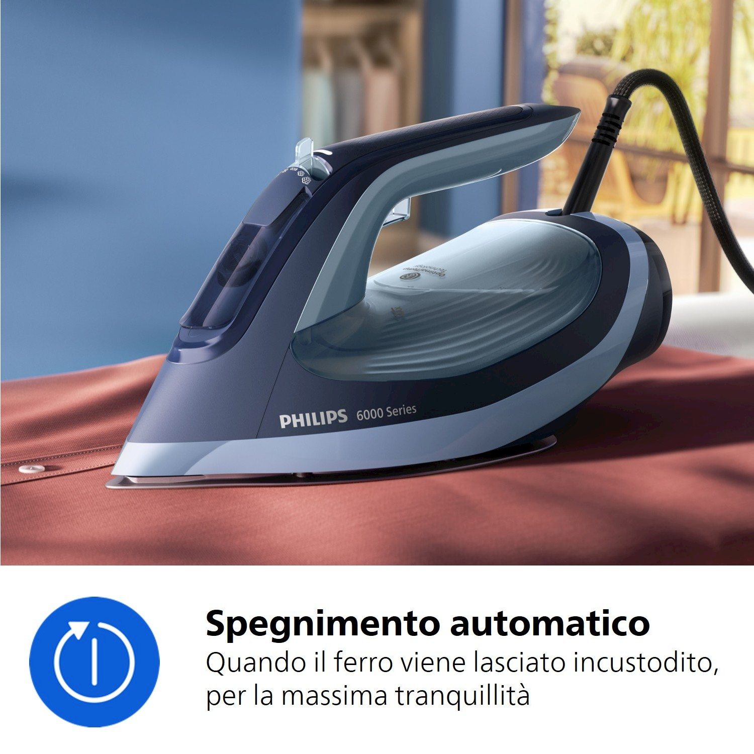 Un ferro da stiro Philips blu riposa su una camicia rossa.