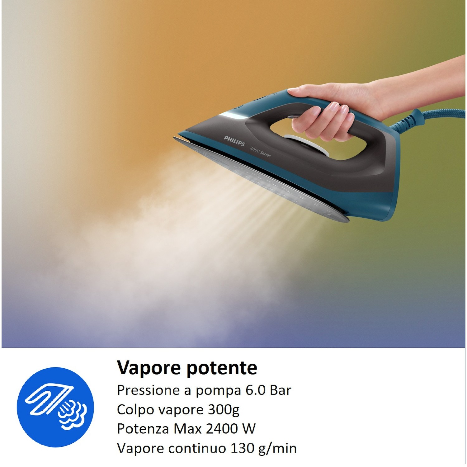 Una mano tiene un ferro da stiro a vapore blu che emette vapore.