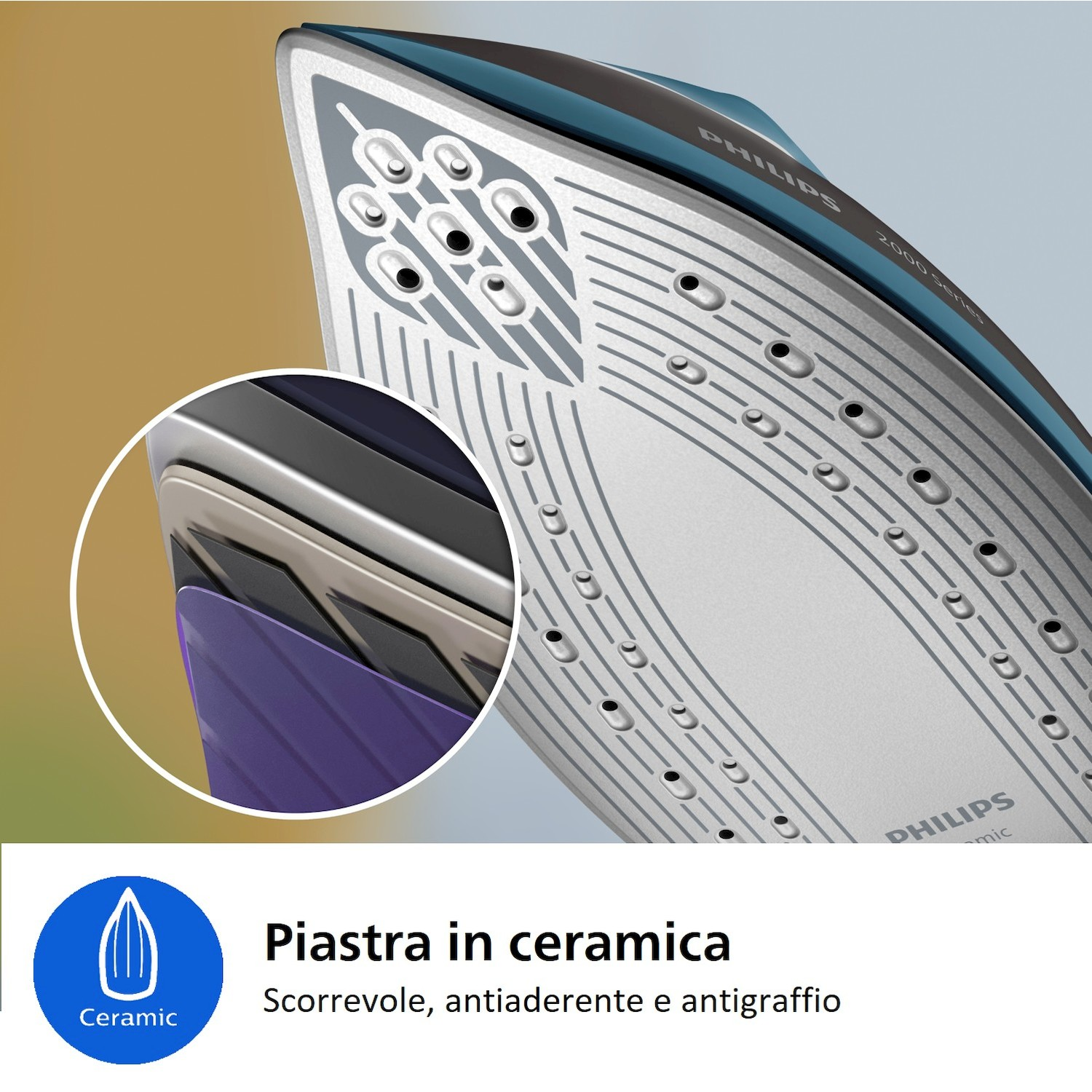 Primo piano della piastra in ceramica di un ferro da stiro blu, con fori per il vapore.
