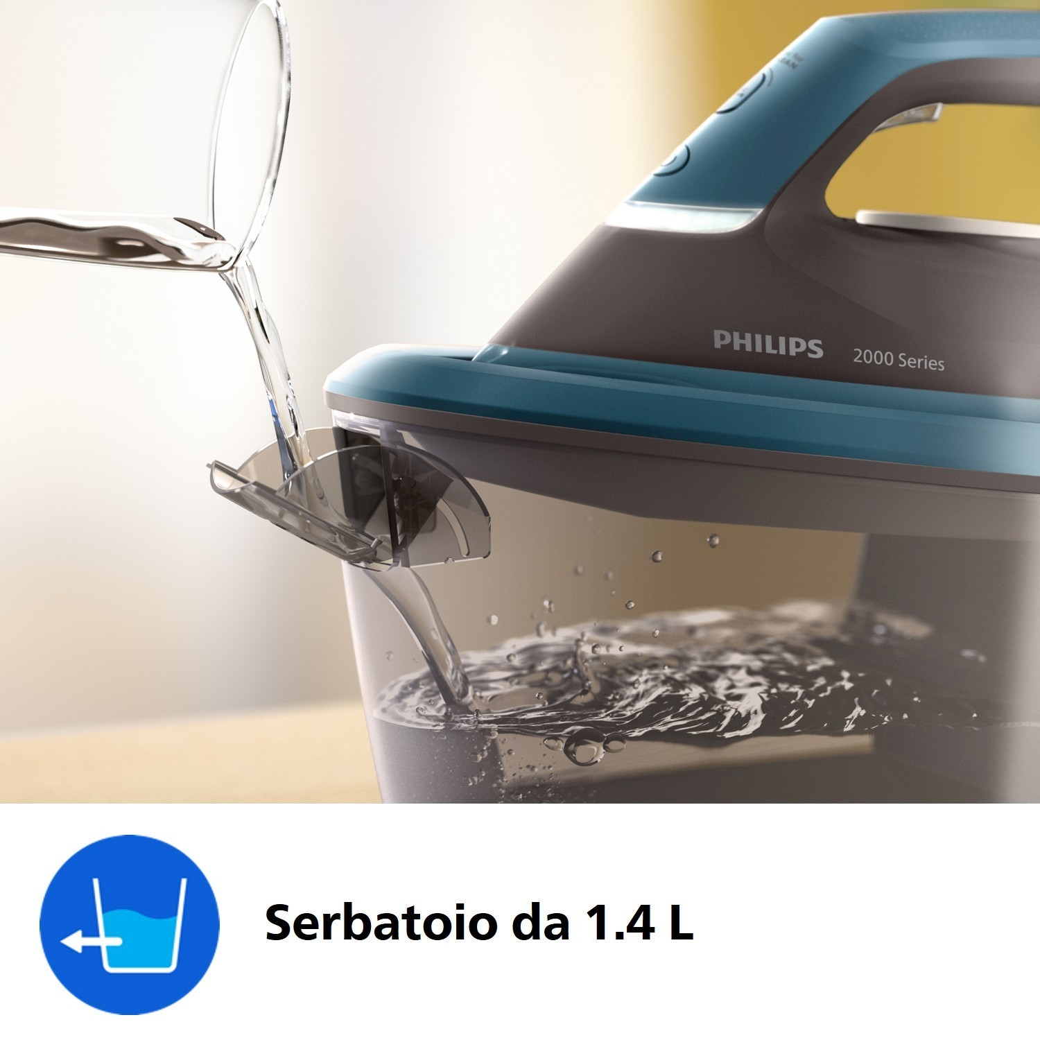 Acqua versata nel serbatoio di un ferro da stiro. Il serbatoio è trasparente.