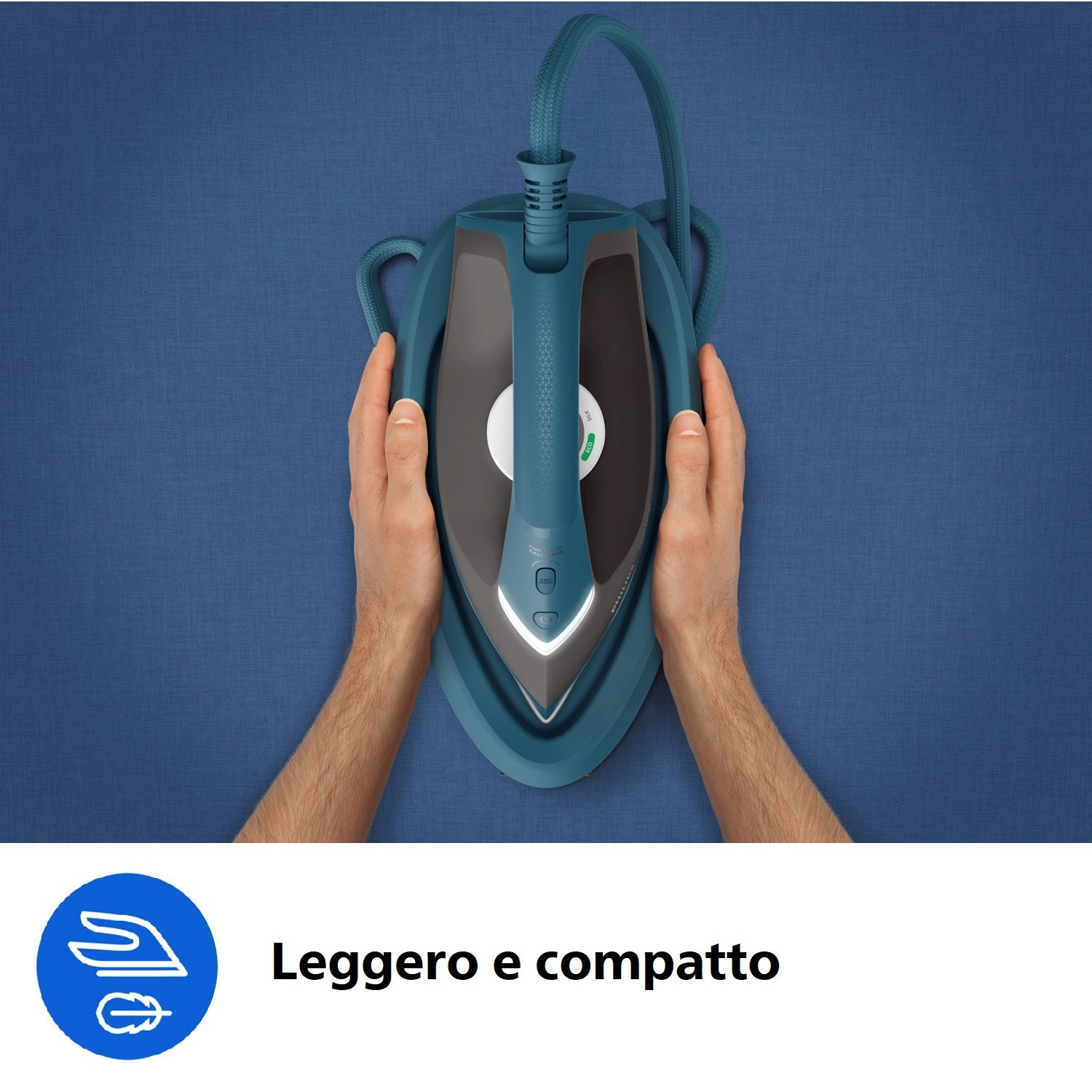 Mani tengono un ferro da stiro blu su tessuto blu. Icona di leggerezza.