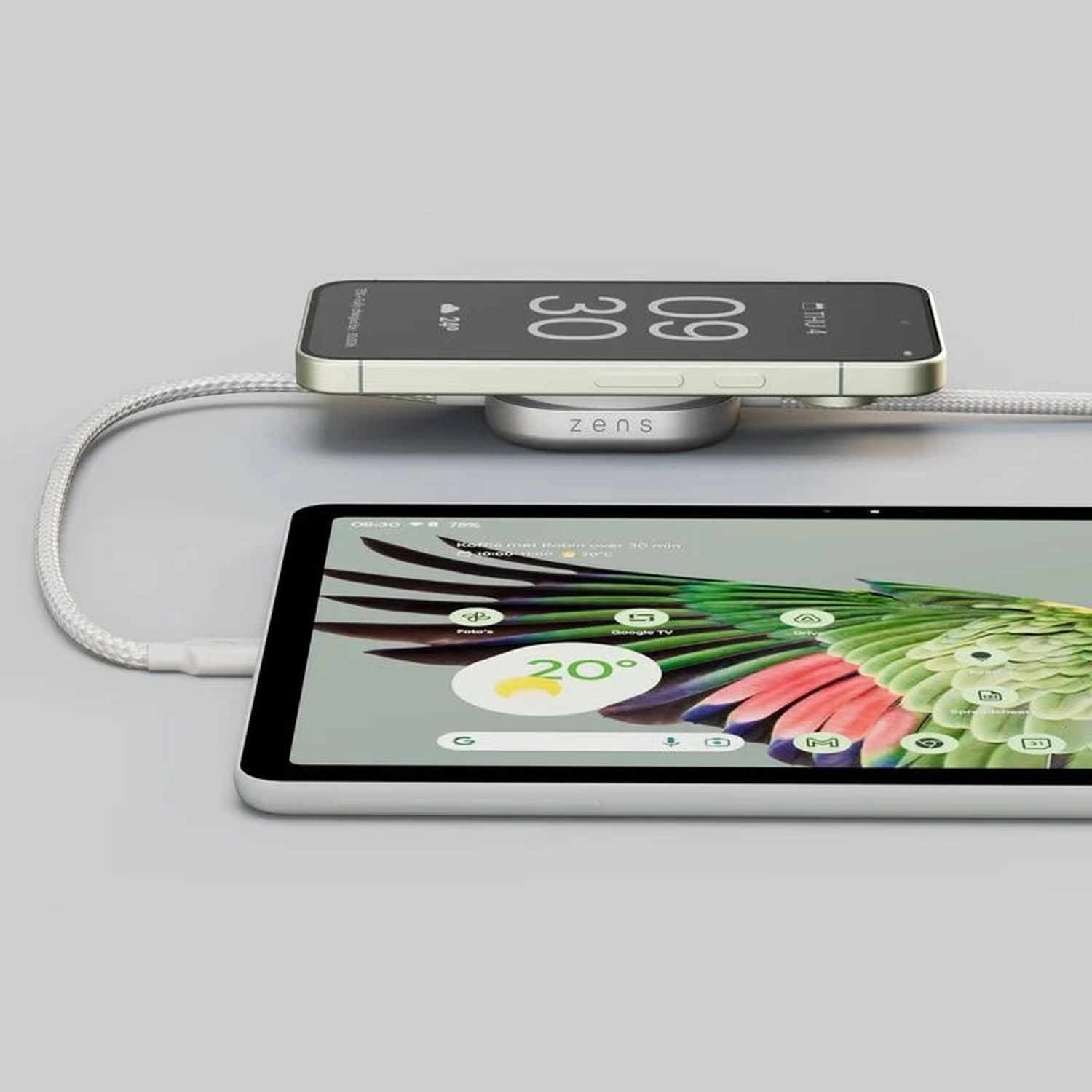 Un telefono si carica su un caricatore wireless Zens, collegato a un tablet.