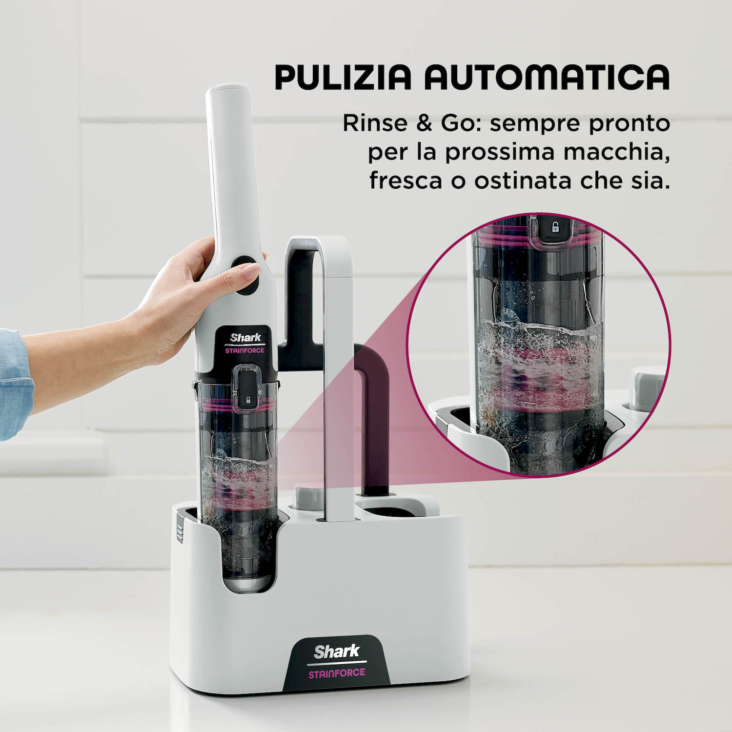 Un pulitore Shark bianco con serbatoio dell'acqua sporca alla base.