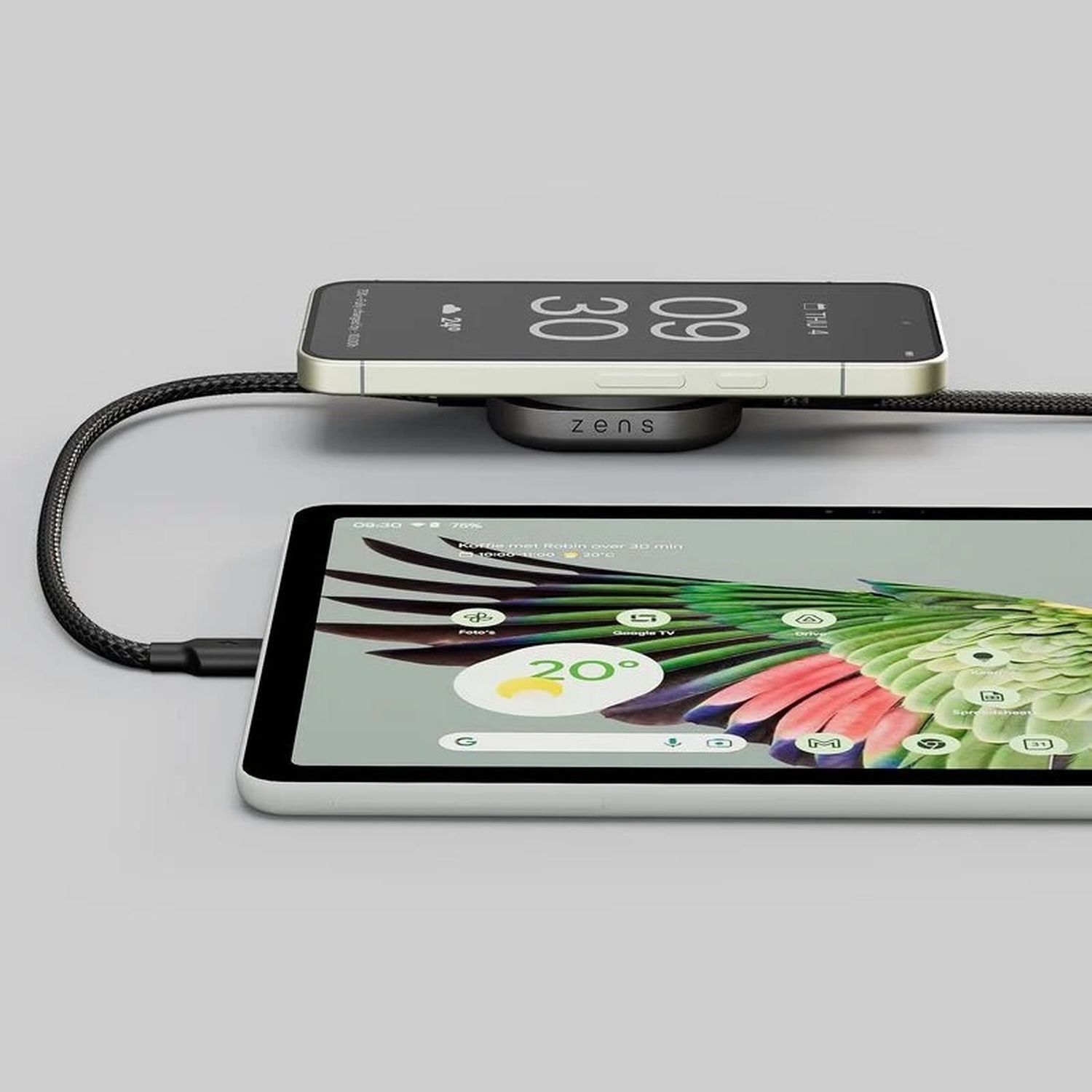 Uno smartphone si carica wireless su un tablet collegato da un cavo.