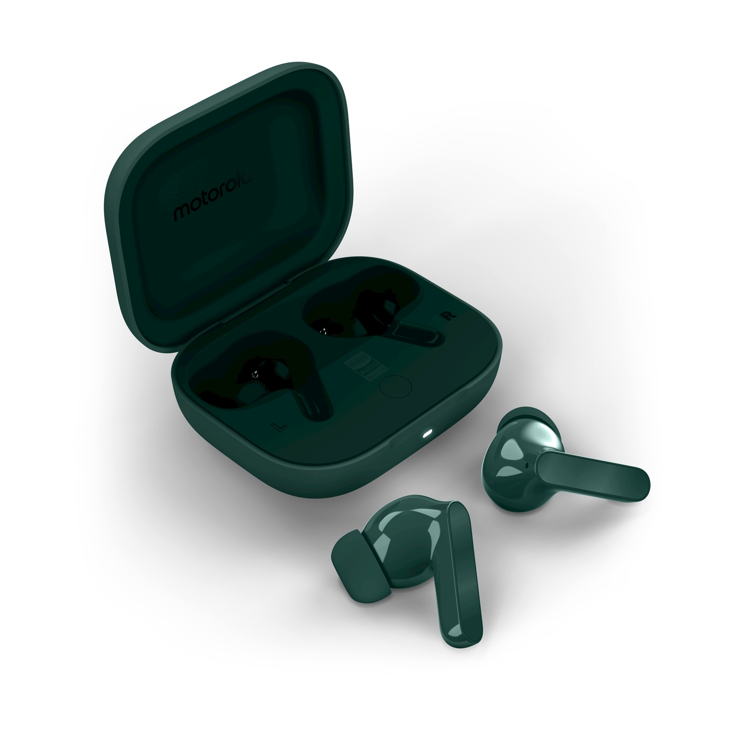Auricolari Motorola verde scuro e custodia aperta. Due auricolari dentro, uno fuori. Sfondo bianco.