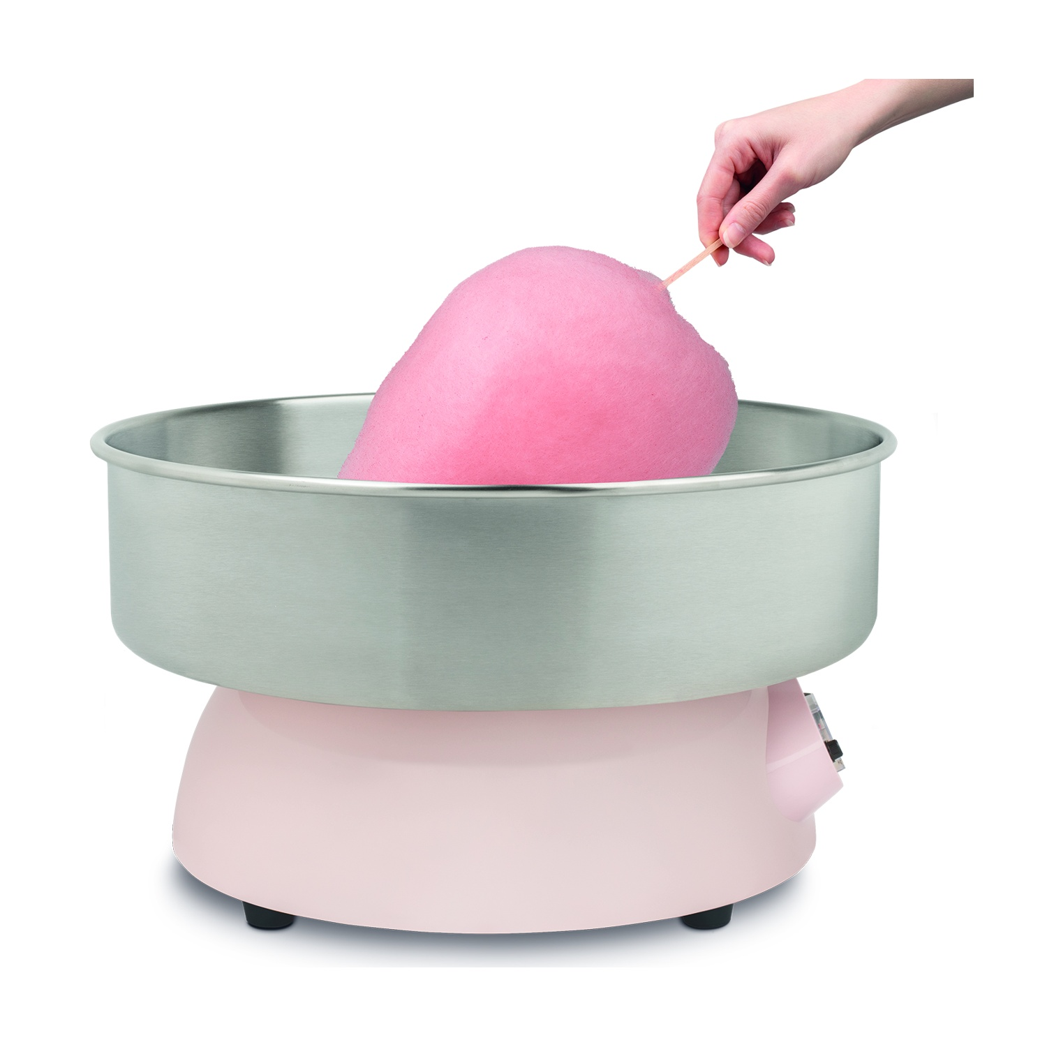 Zucchero filato rosa viene preparato su un bastoncino di legno in una macchina rosa.