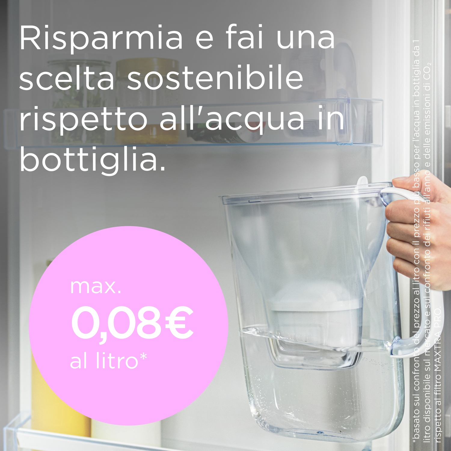Una brocca filtrante per acqua a 0,08€ al litro è mostrata in un frigorifero.