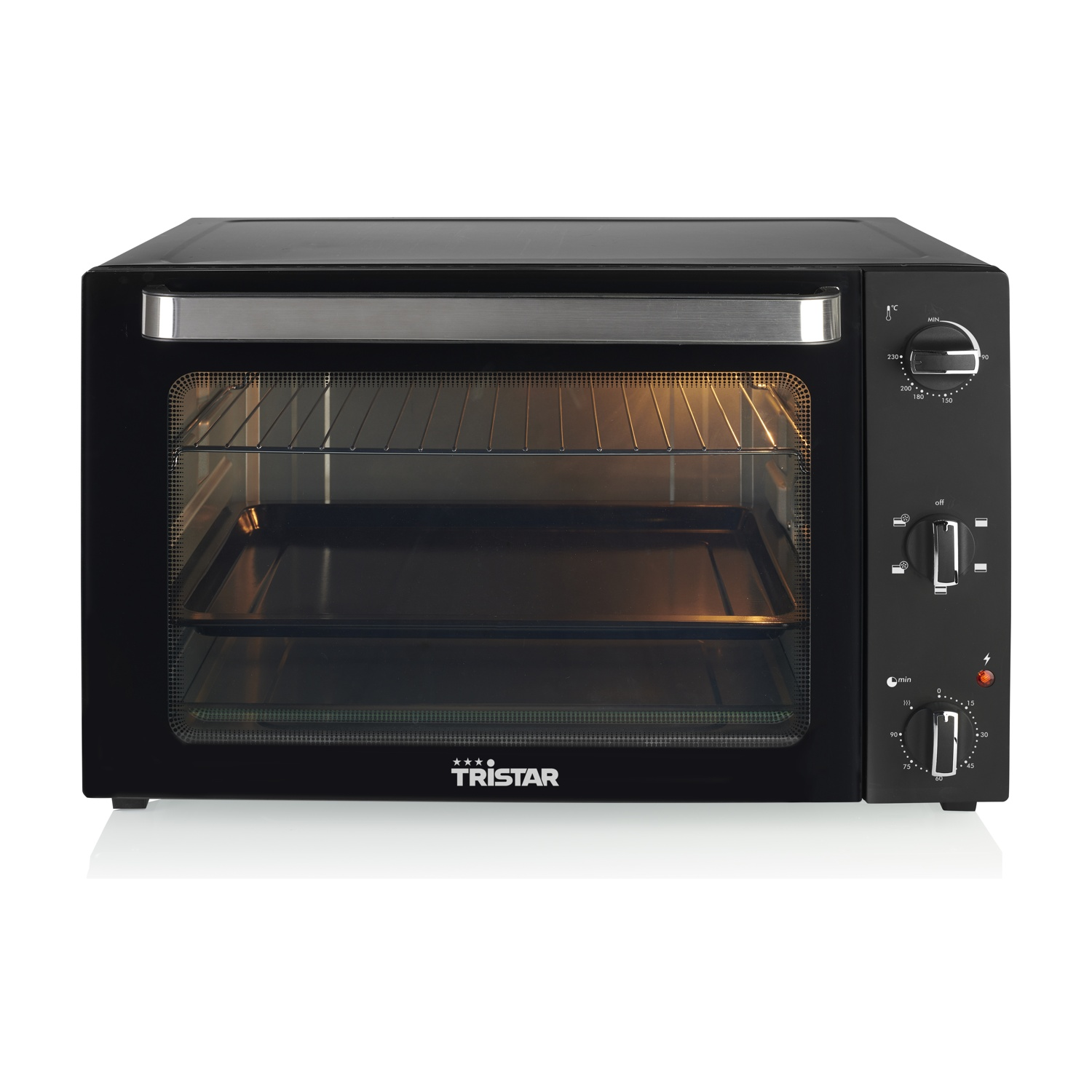 Un forno nero da banco con maniglia argentata e manopole di controllo.