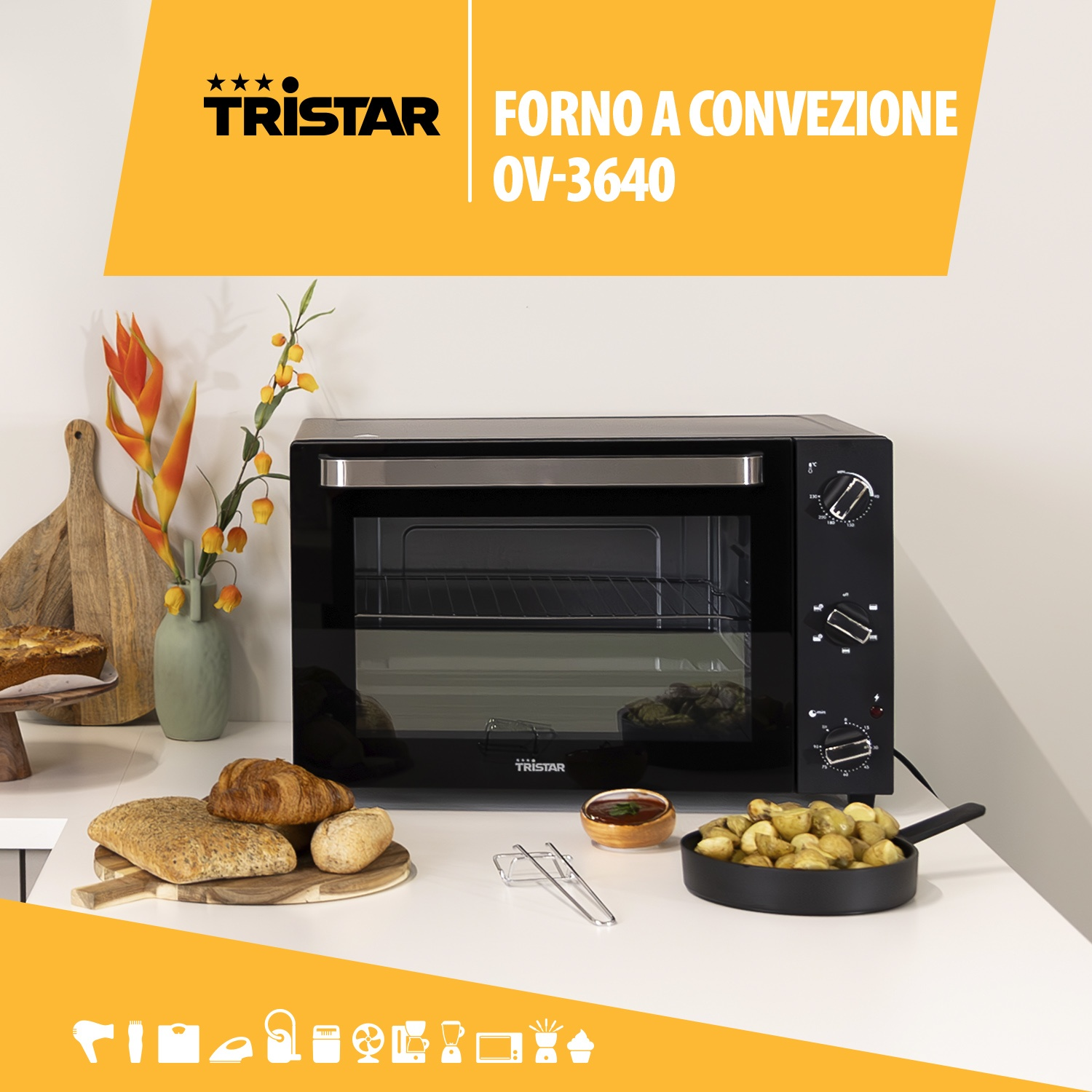 Forno a convezione Tristar con pane, croissant e patate su un piano di lavoro.