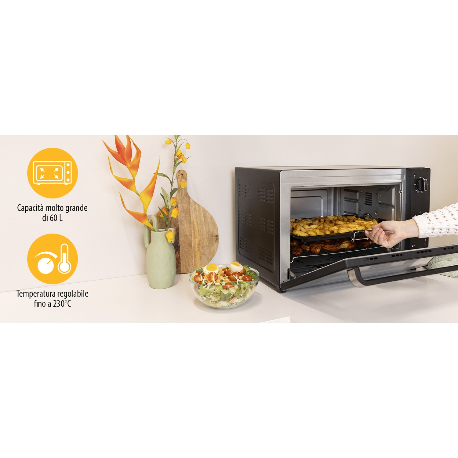Un forno aperto con una griglia di cibo, incluse patatine e pollo.