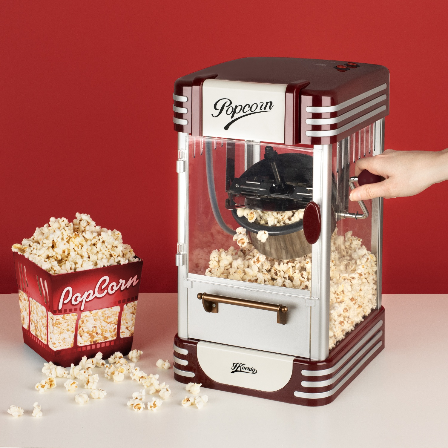 Macchina per popcorn con un secchio di popcorn e popcorn sparsi sul lato.