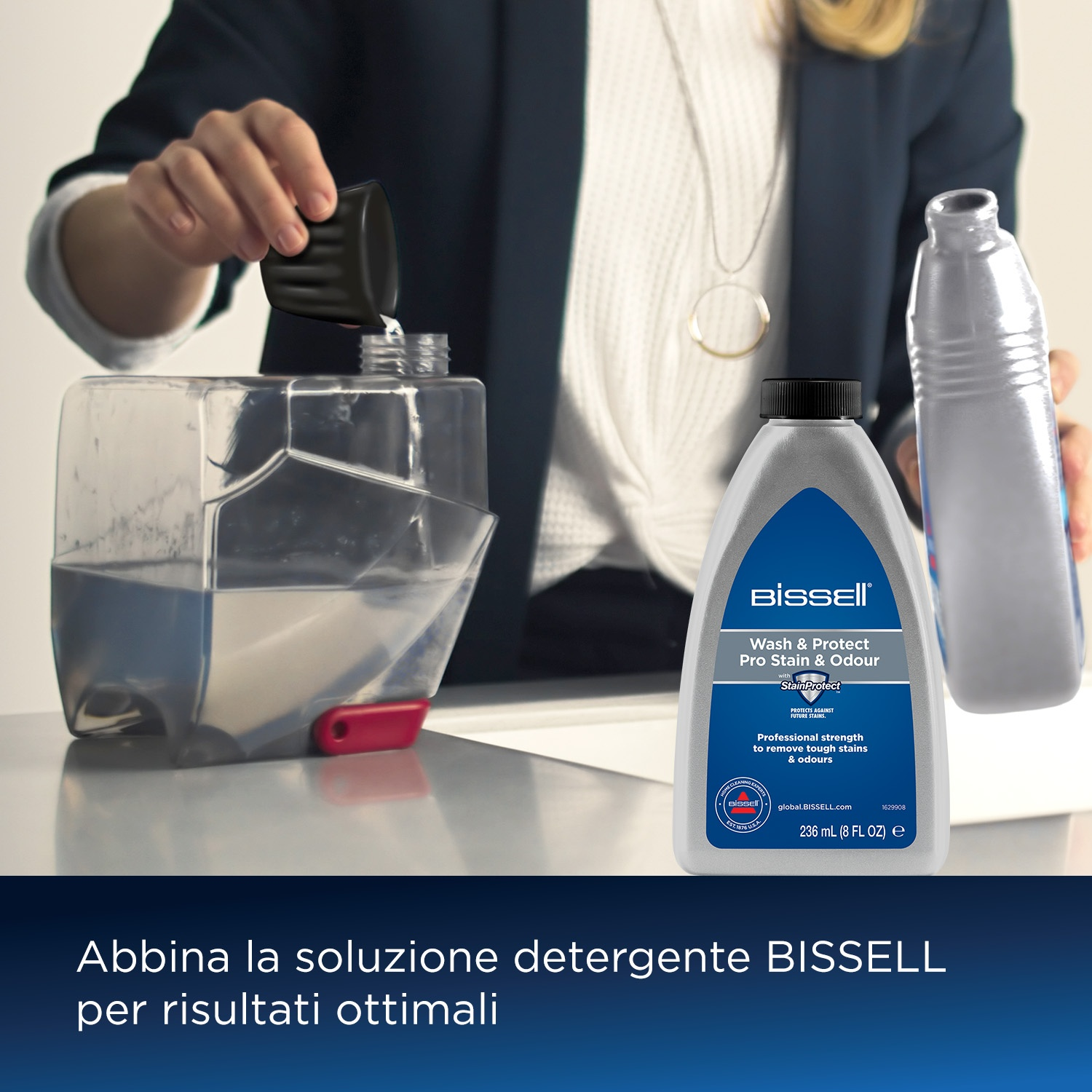 Una persona versa liquido da un tappo nero in un serbatoio trasparente.