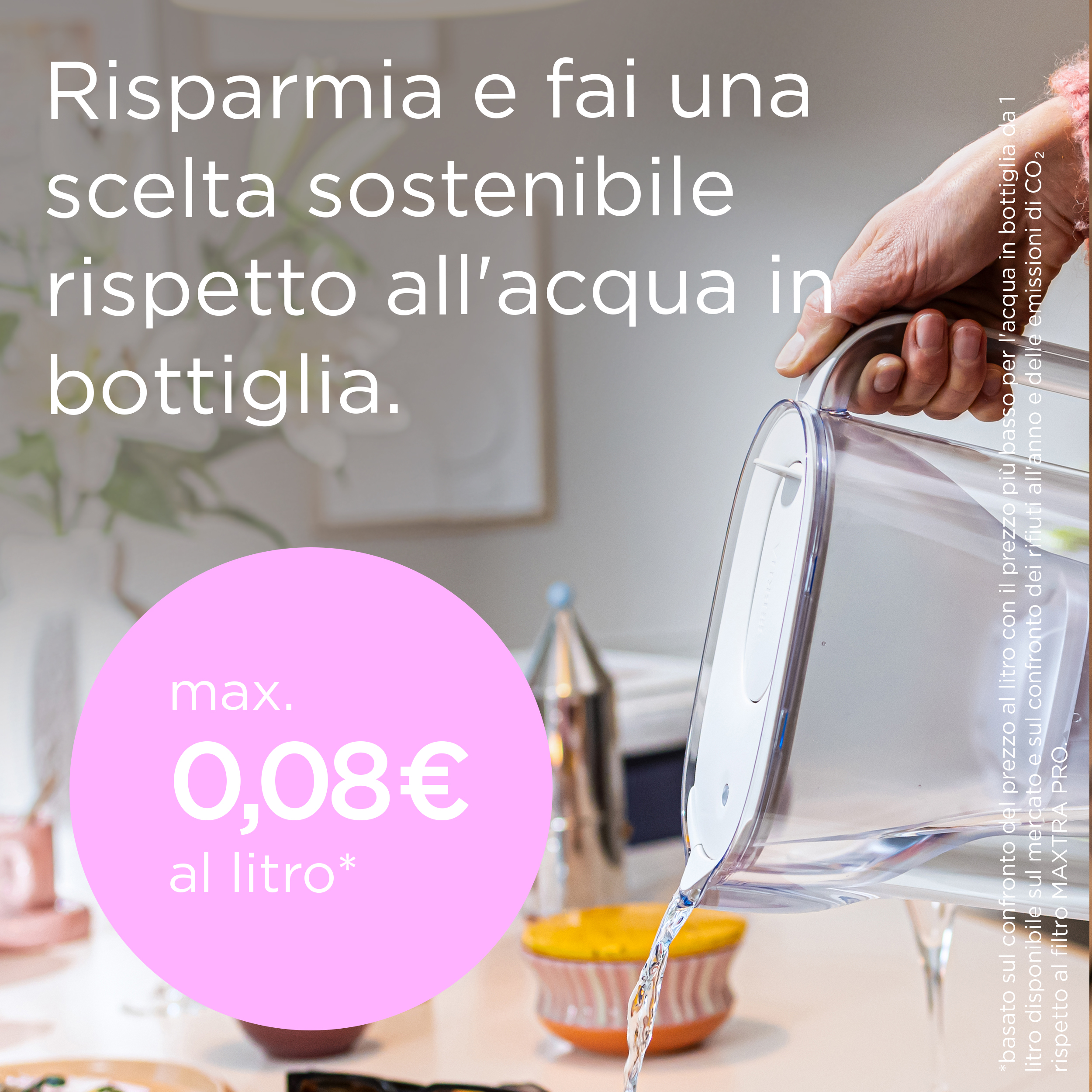 Una mano versa acqua da una caraffa in una ciotola. Il testo parla di risparmio.