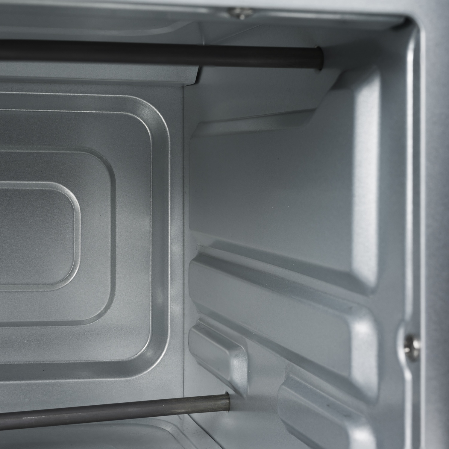 Interno di un forno con elementi riscaldanti e motivi a rilievo.