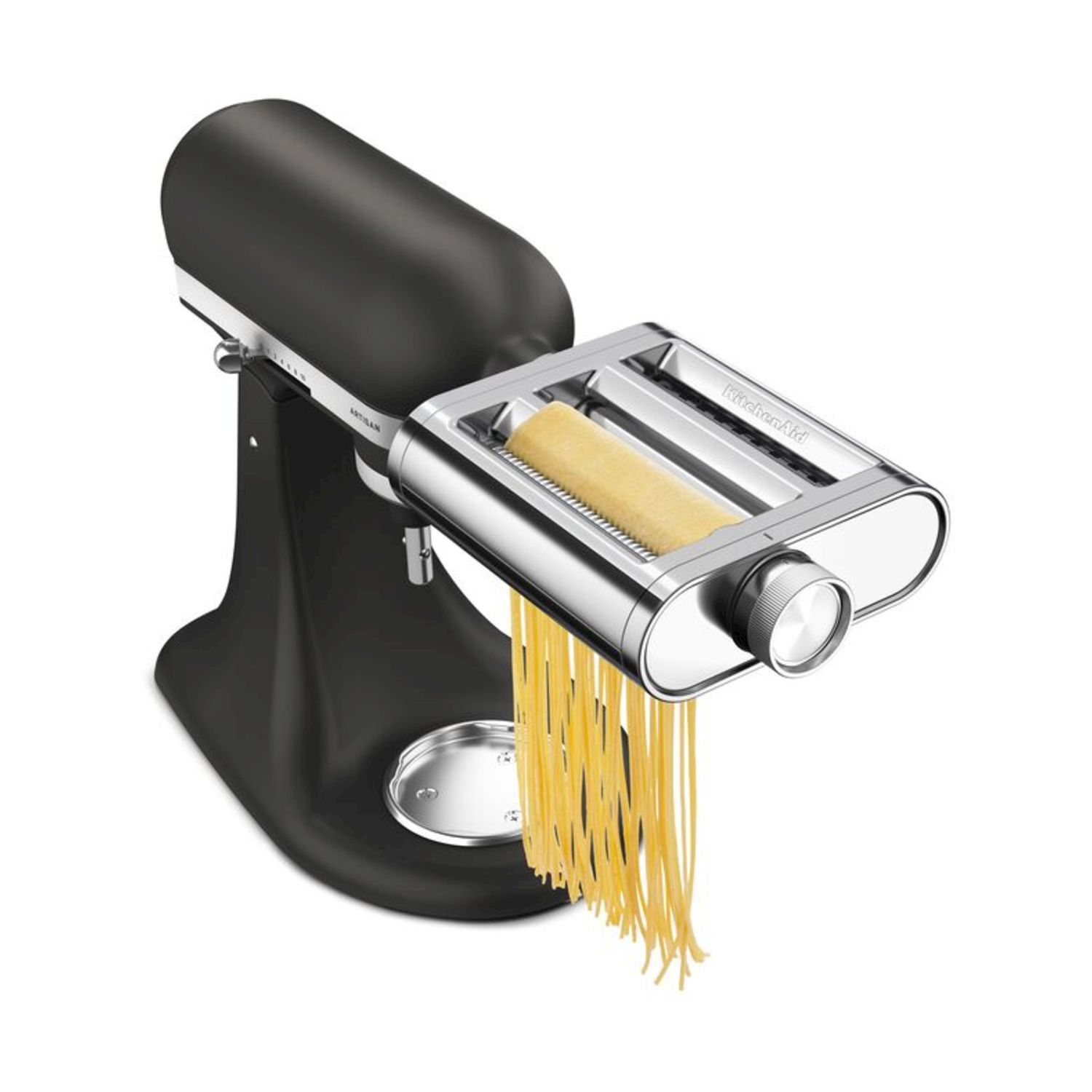 Accessorio nero per impastatrice taglia spaghetti gialli su sfondo bianco.