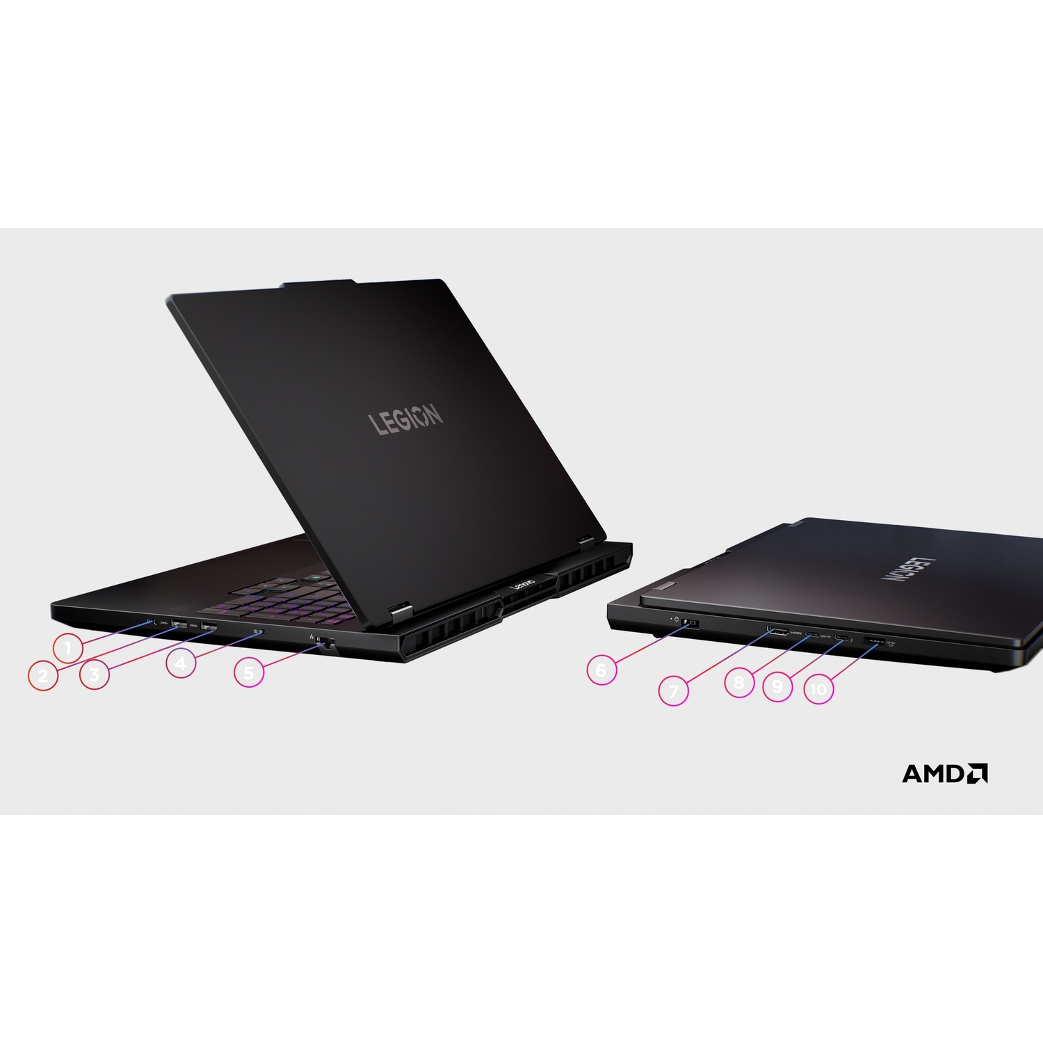 Due laptop neri Legion sono mostrati su sfondo chiaro, con porte evidenziate.