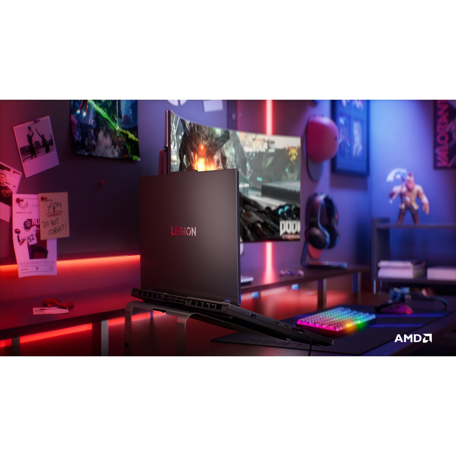 Un laptop da gaming con marchio LEGION su una scrivania con illuminazione colorata.