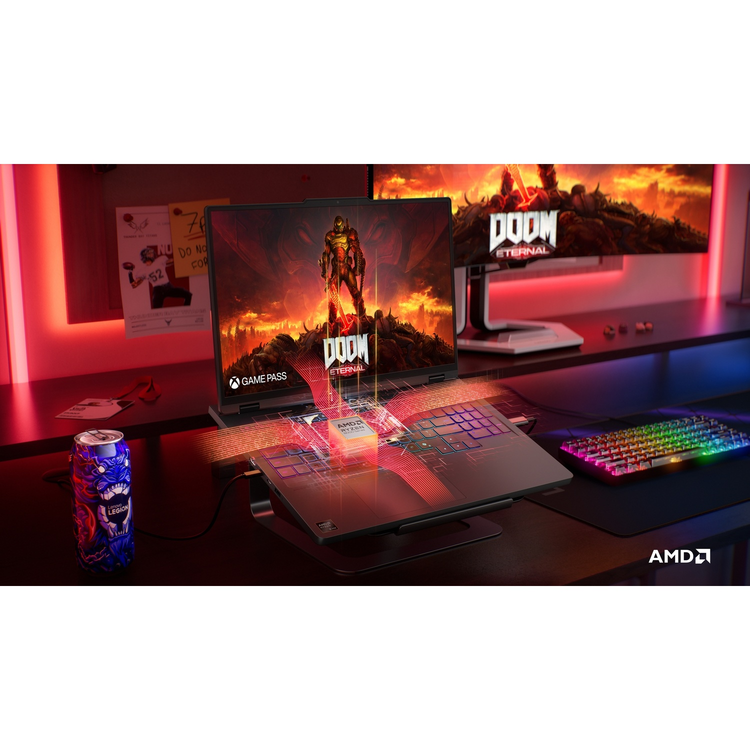 Un laptop da gaming mostra Doom Eternal, accanto a una tastiera RGB colorata su una scrivania.