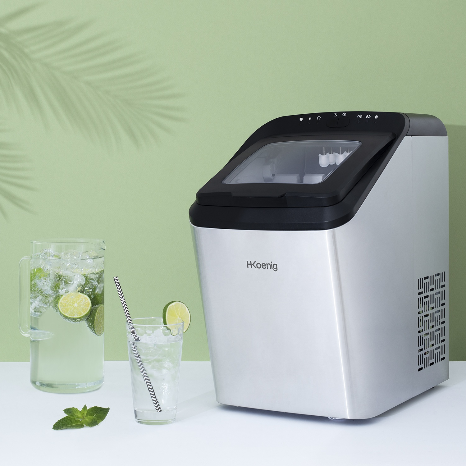 Macchina per il ghiaccio accanto a caraffa di limone e bicchiere.