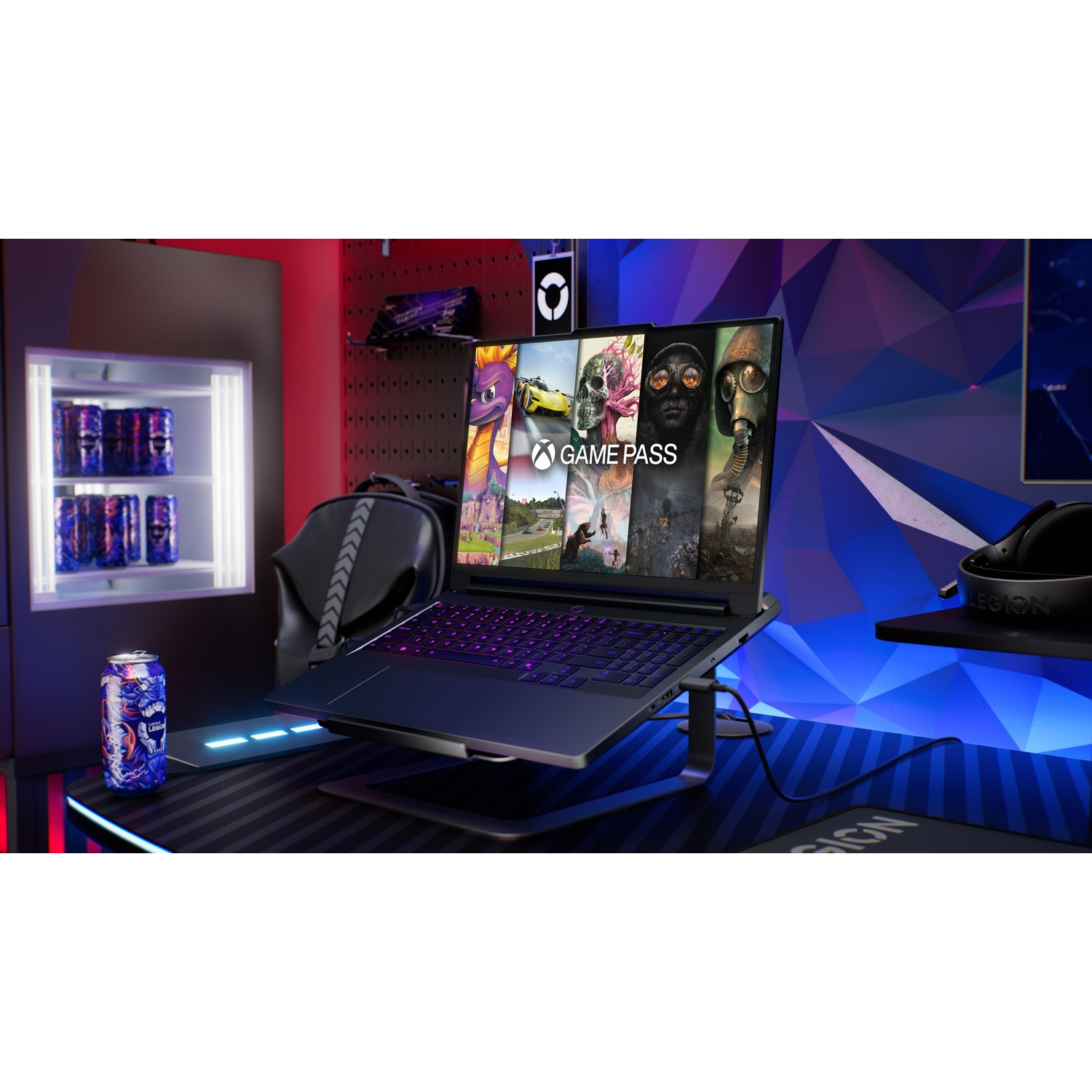 Configurazione da gioco: Laptop con Game Pass, bibita energetica, frigo con lattine.