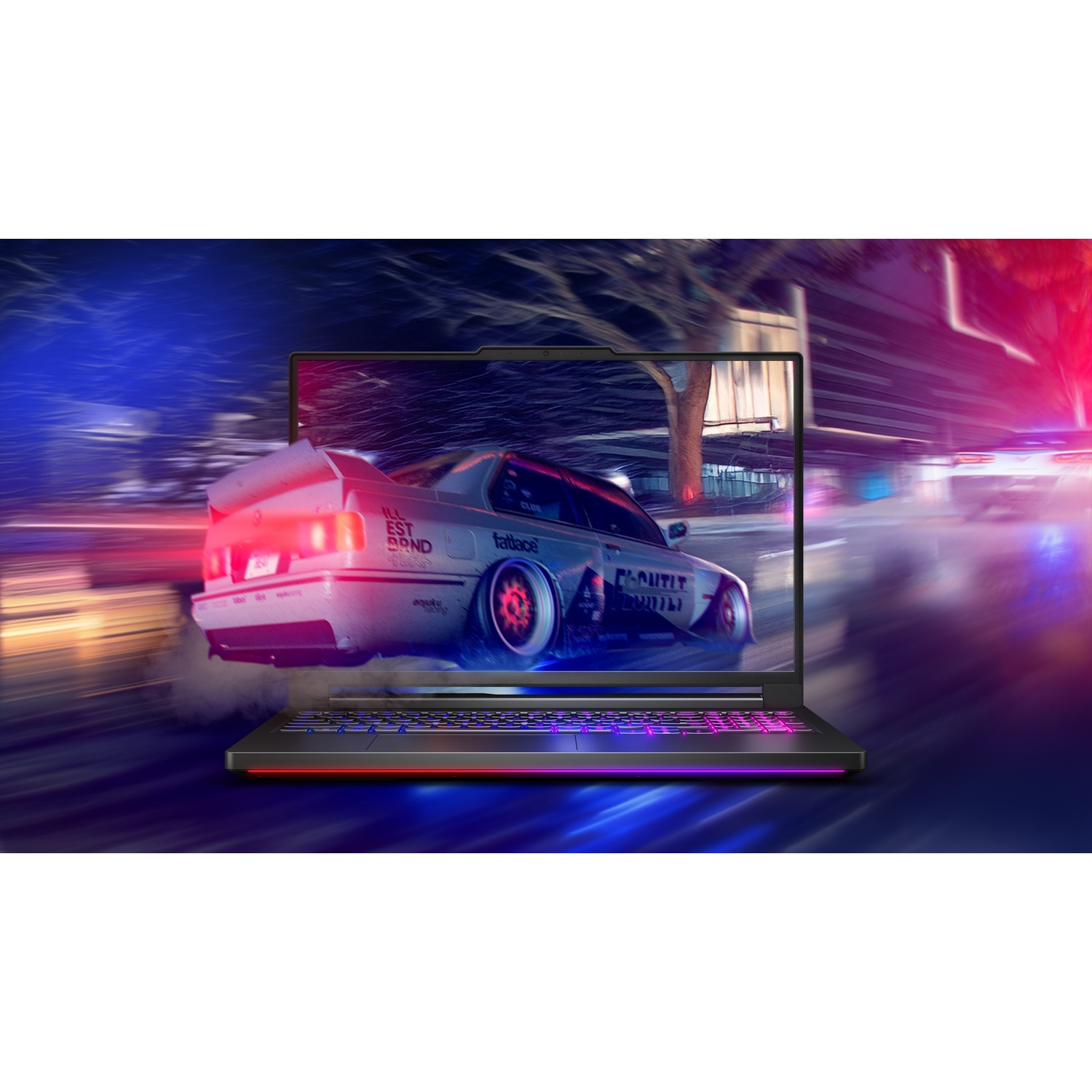 Un laptop con tastiera illuminata mostra un'auto da corsa che attraversa una città di notte.