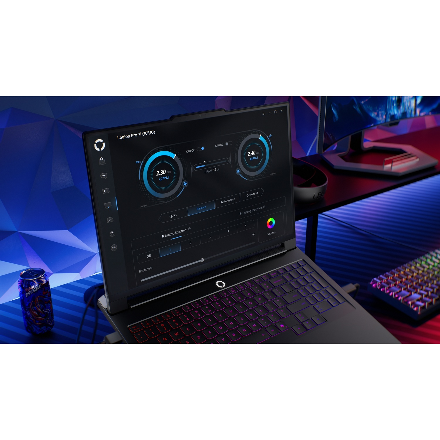 Un laptop con tastiera retroilluminata mostra il software delle impostazioni delle prestazioni.