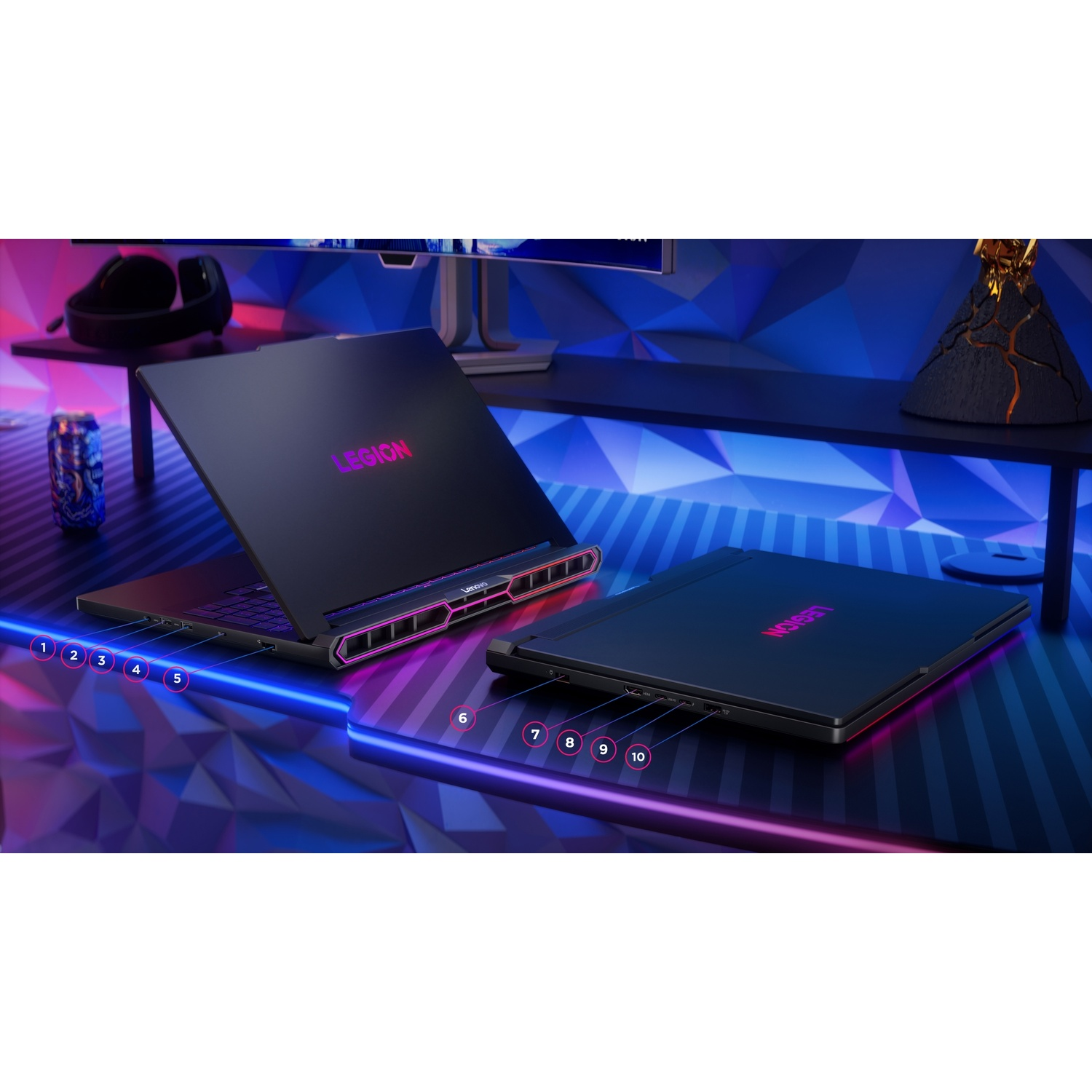 Due laptop su una scrivania, uno aperto mostra la tastiera, uno chiuso.