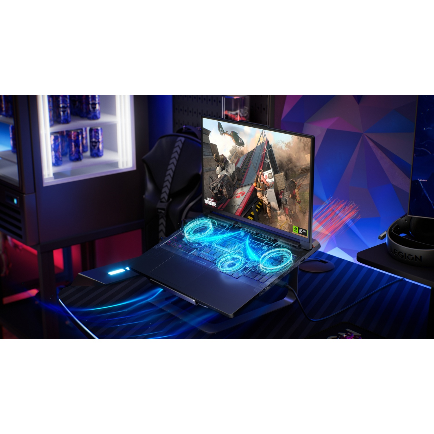 Un laptop da gaming che mostra un gioco, circondato da luci blu e accessori.