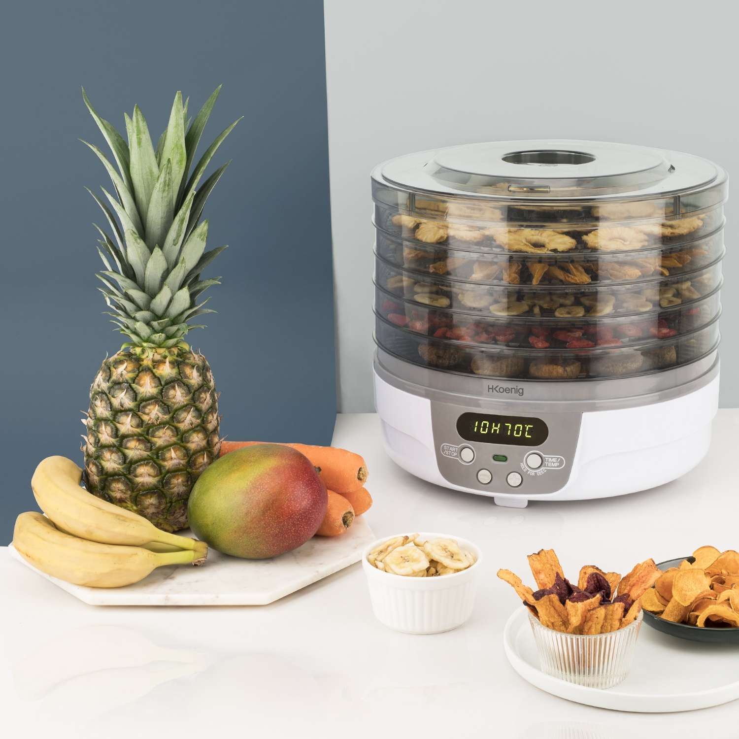 Un essiccatore per alimenti con frutta, chips di banana e verdure.