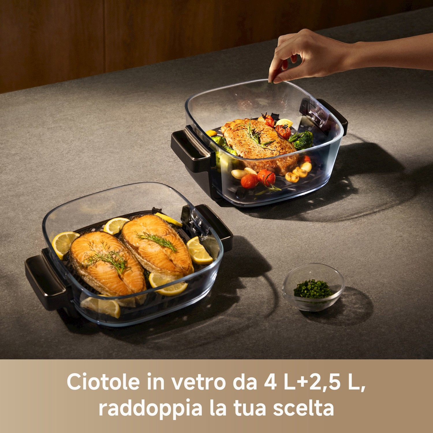 Due pirofile in vetro con salmone cotto e limone, e una con carne e verdure.