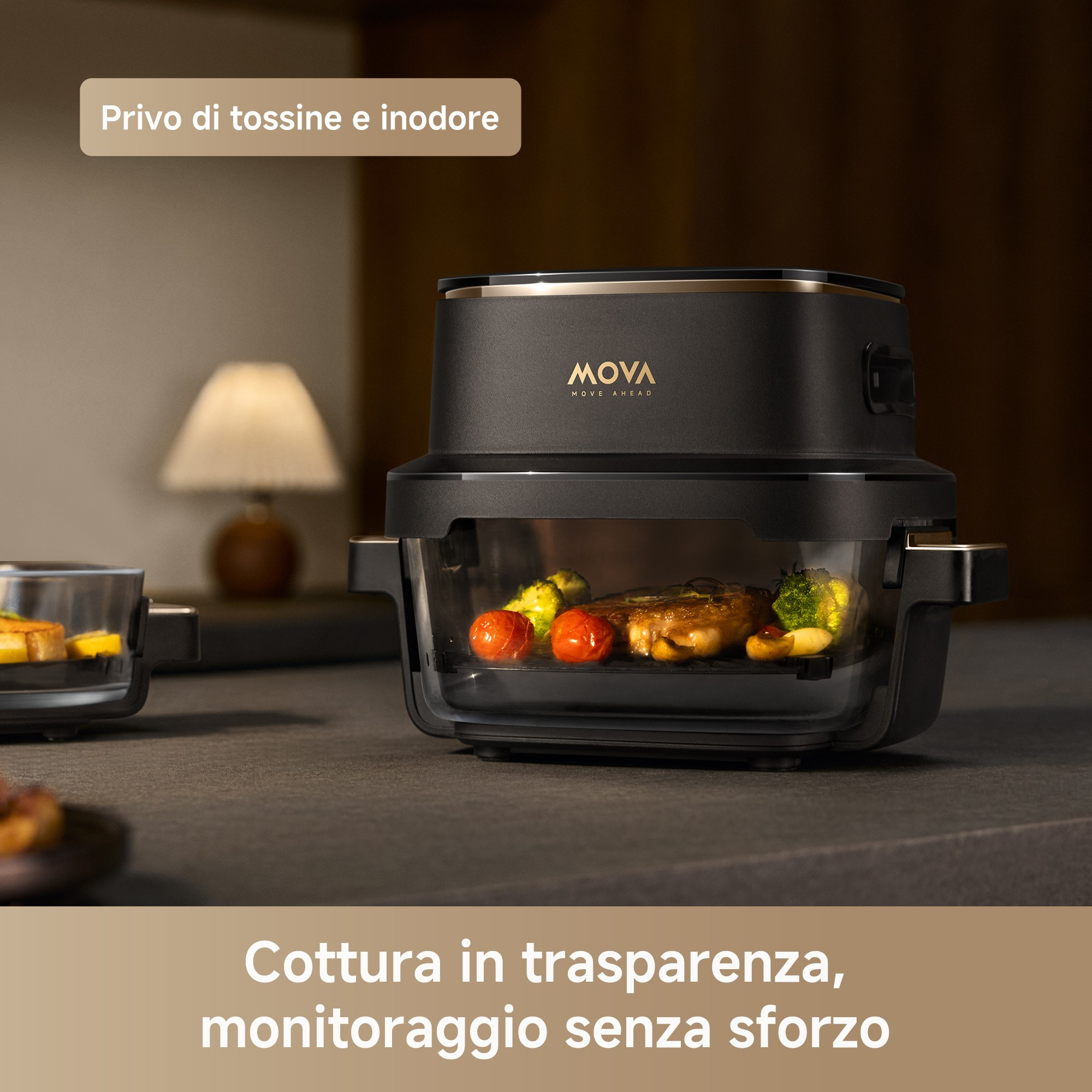 Una cucina nera con contenitore in vetro contenente carne e verdure.