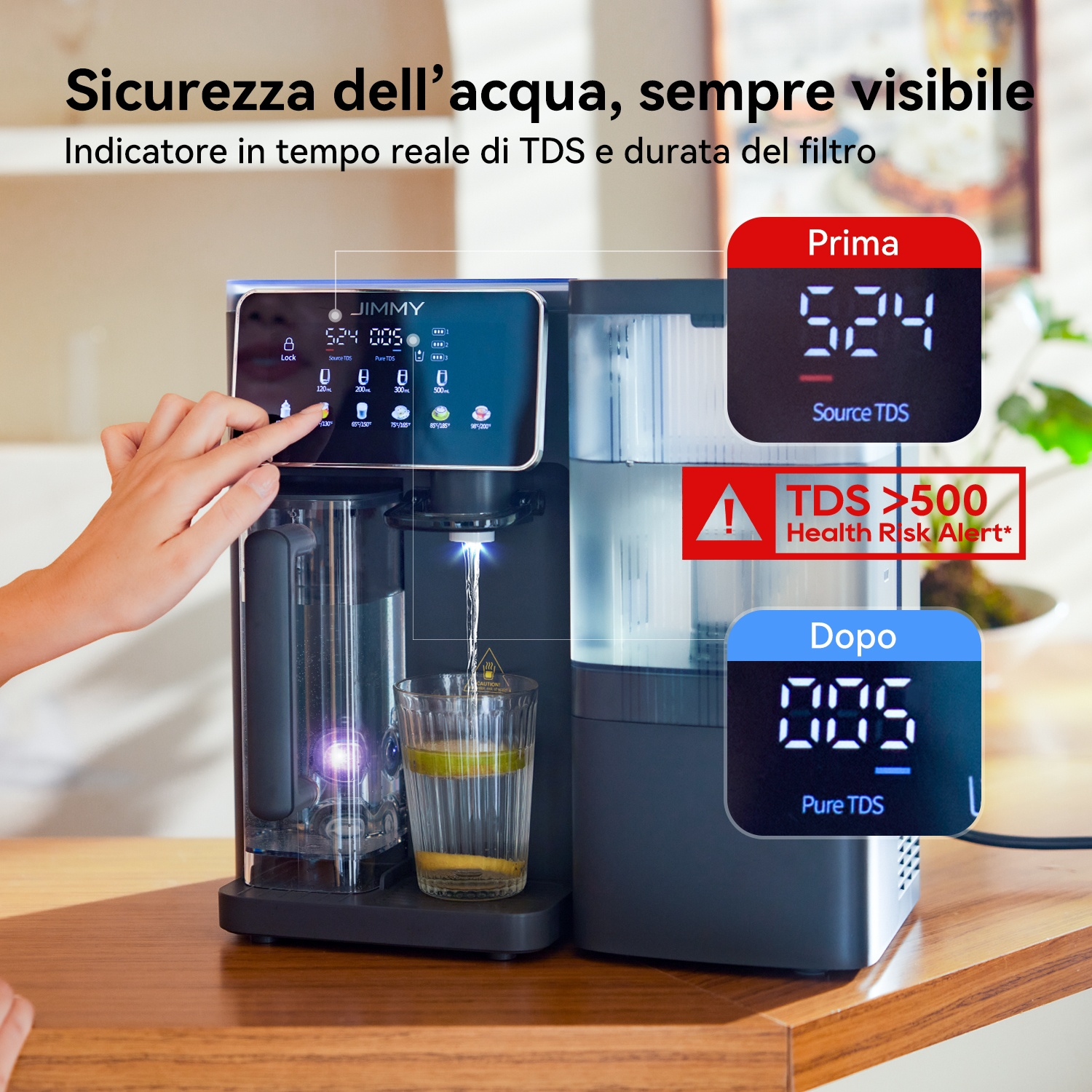 Un erogatore d'acqua che mostra i valori TDS prima e dopo la filtrazione sul display.