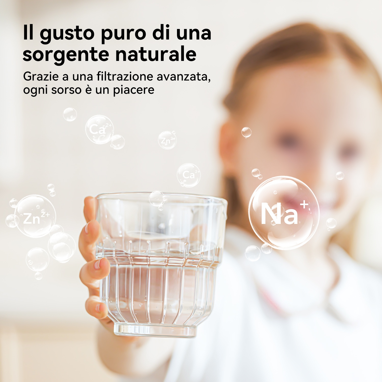 Una ragazza tiene un bicchiere d'acqua con simboli di calcio, zinco e sodio.