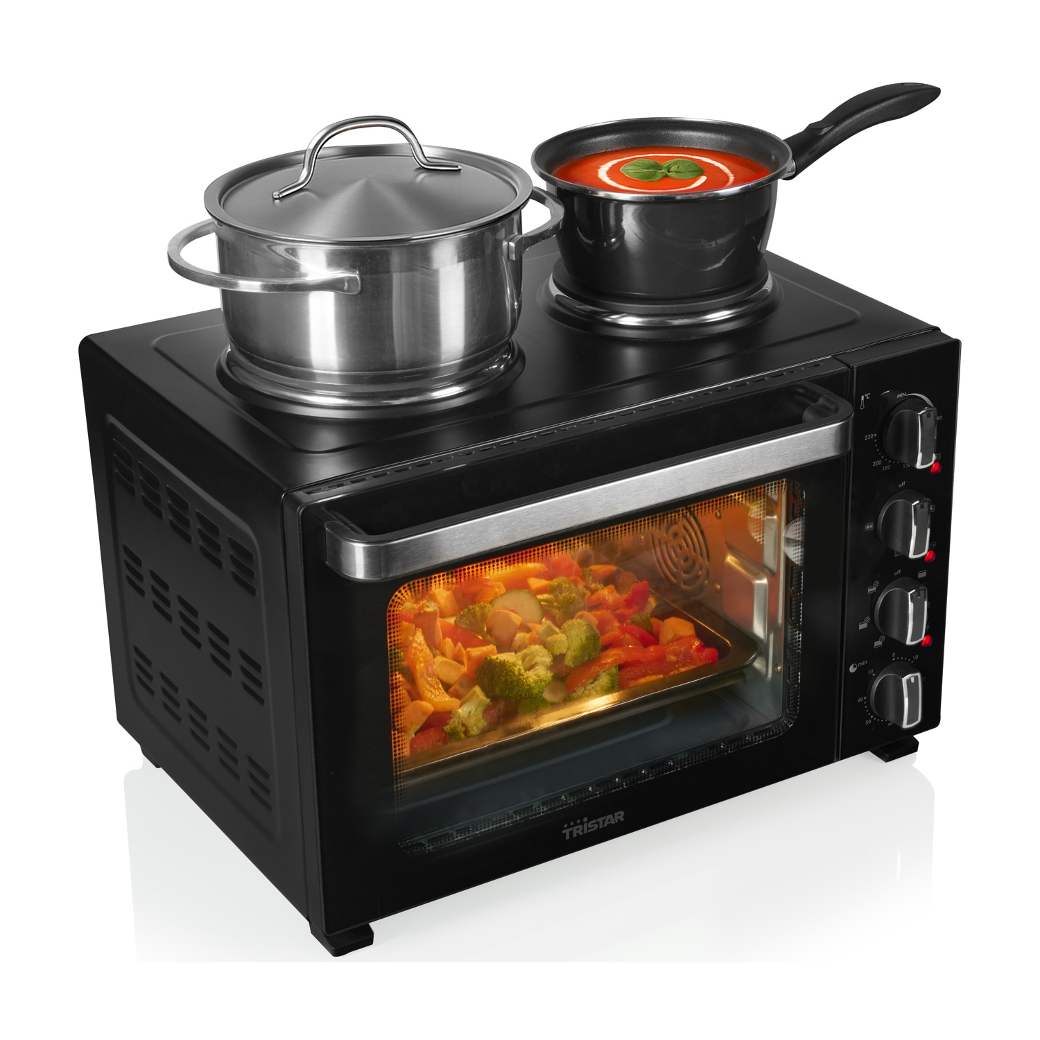 Fornello elettrico nero con due fuochi, una pentola e una casseruola con zuppa.