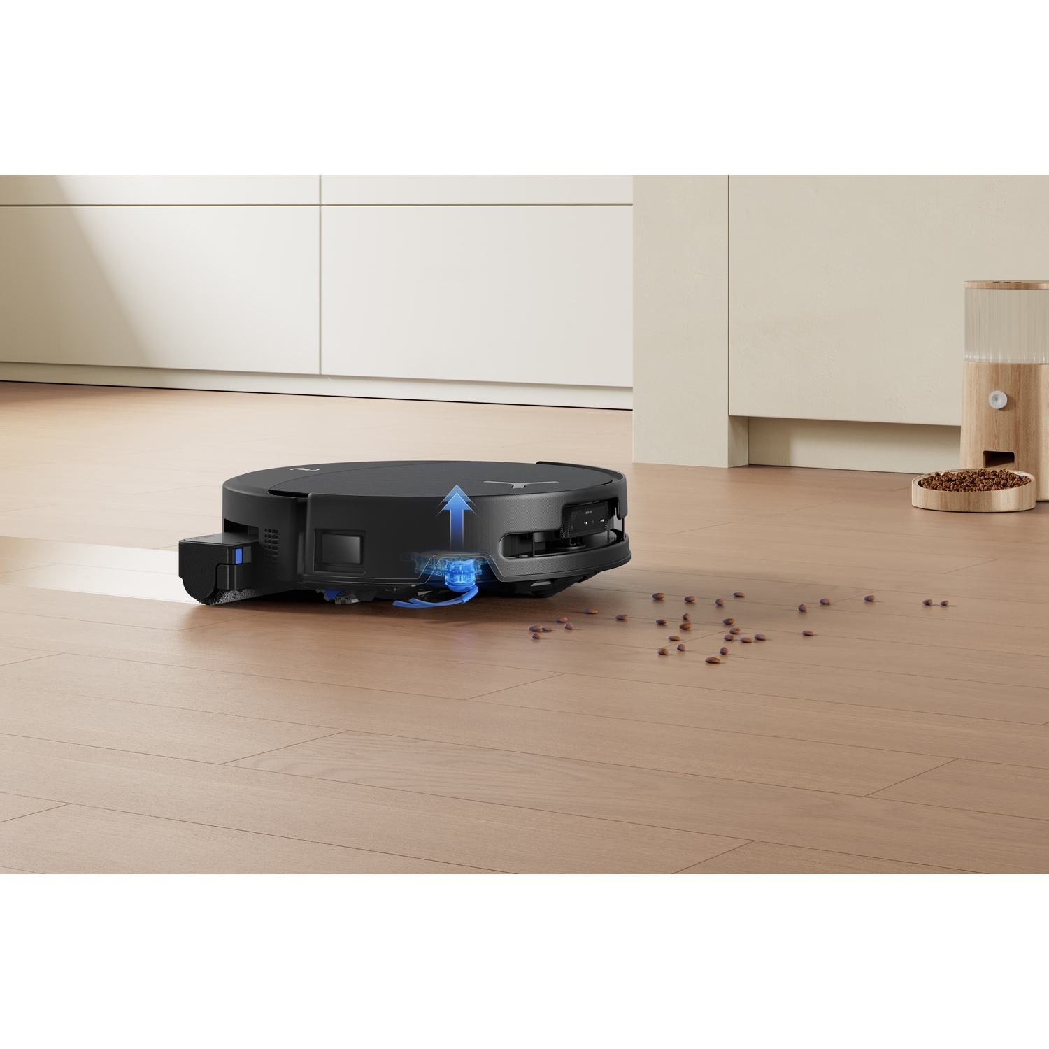 Un robot aspirapolvere nero pulisce chicchi di caffè su un pavimento in legno.
