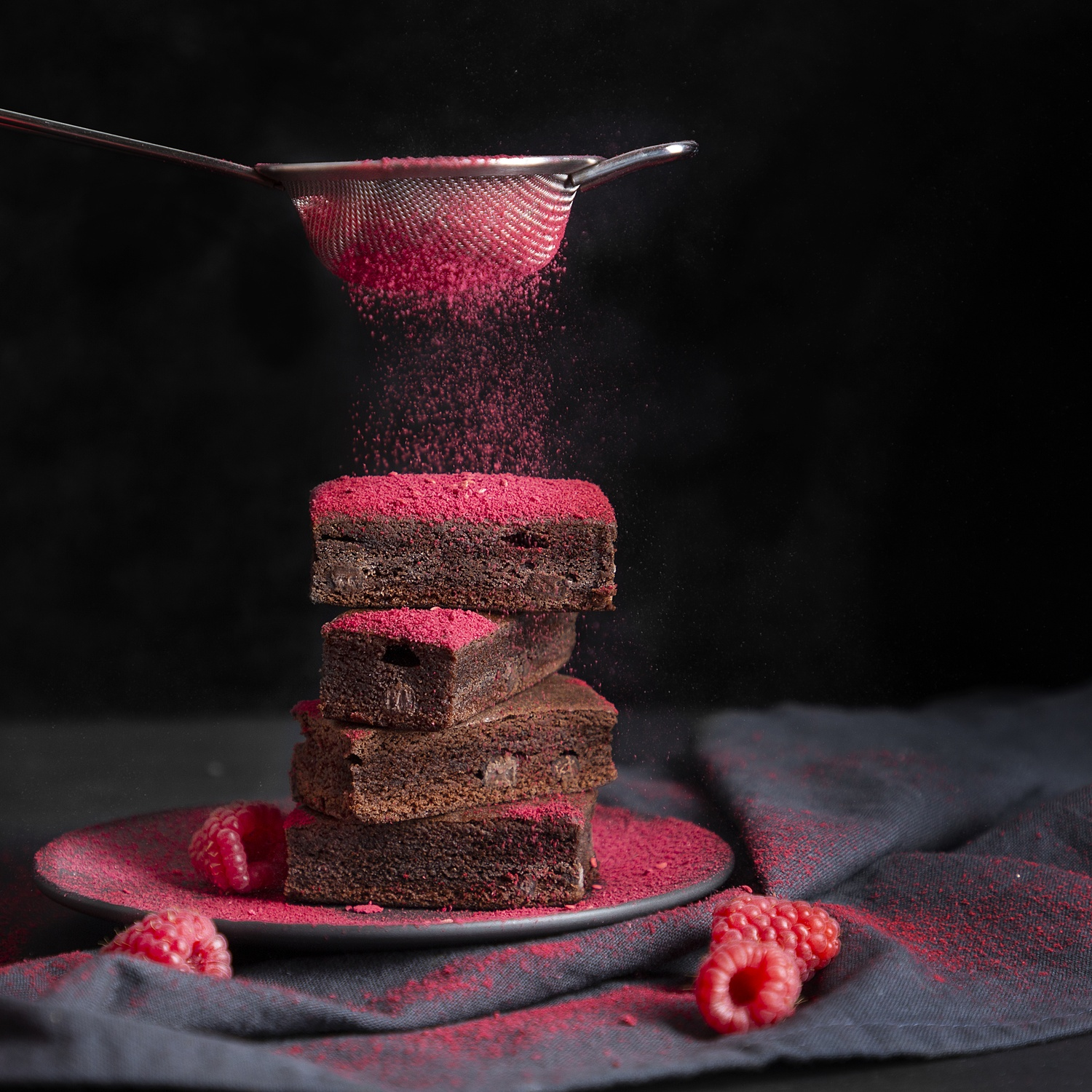 Brownies al cioccolato spolverati con polvere di lamponi.