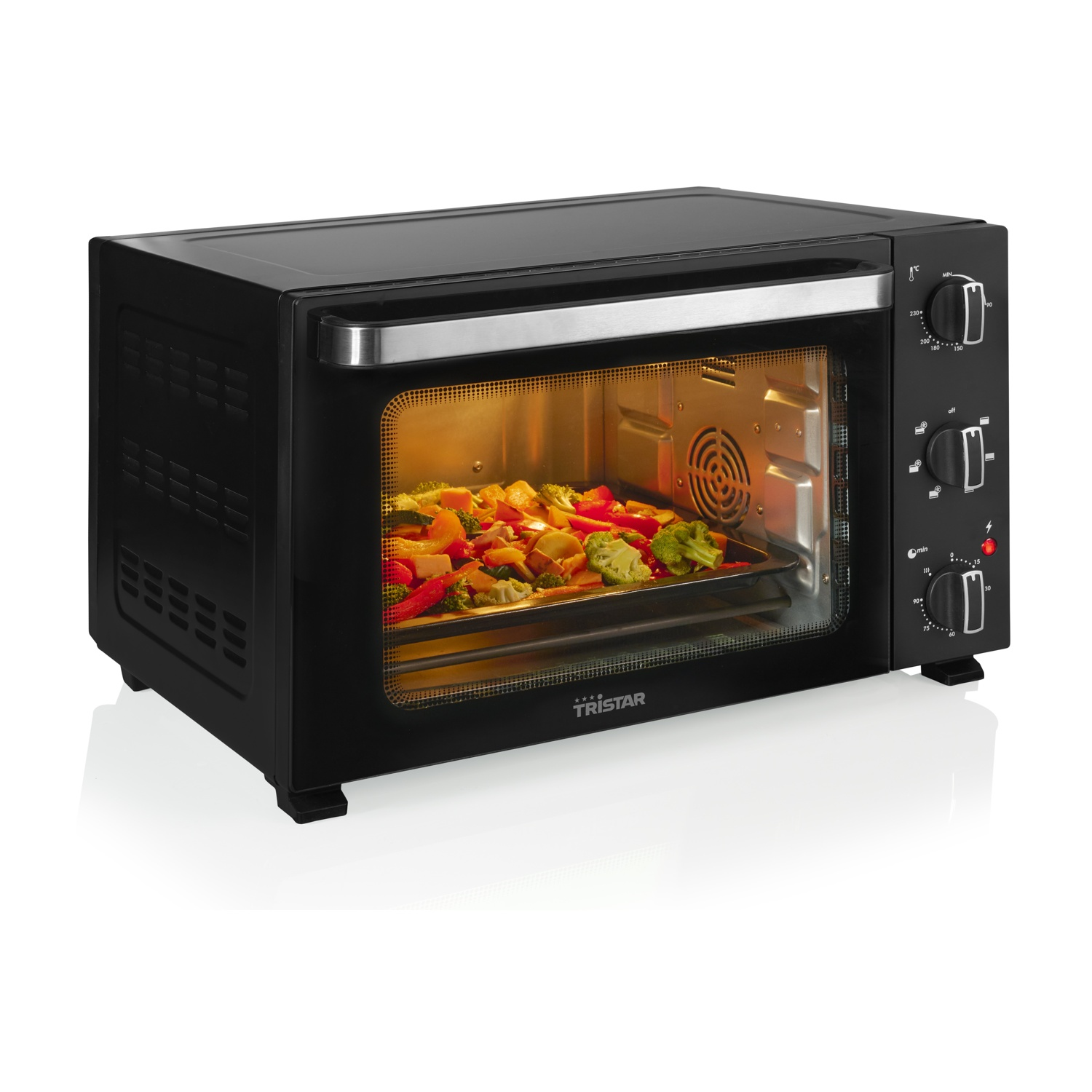 Un forno Tristar nero con un vassoio di verdure arrosto colorate all'interno.