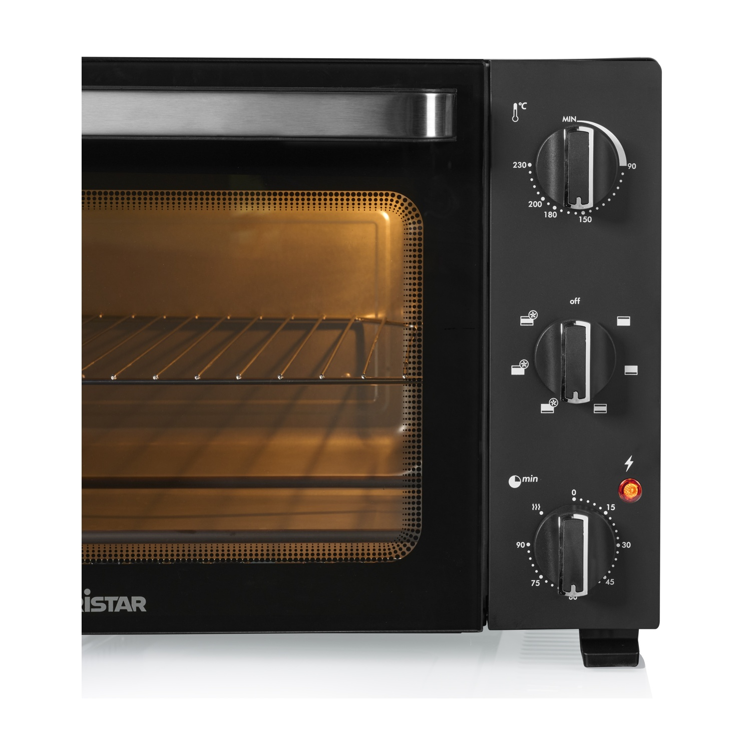 Primo piano di un mini forno nero con manopole di controllo e interno illuminato.