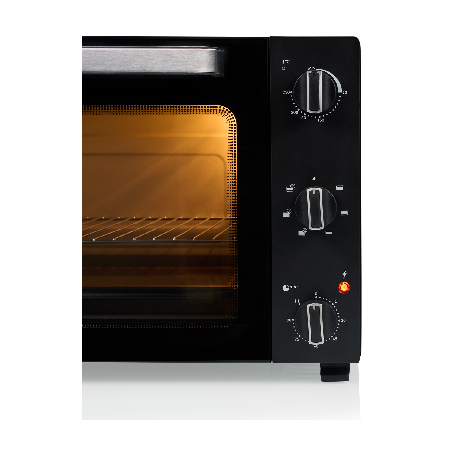 Un forno da appoggio nero con interno illuminato e manopole di controllo.