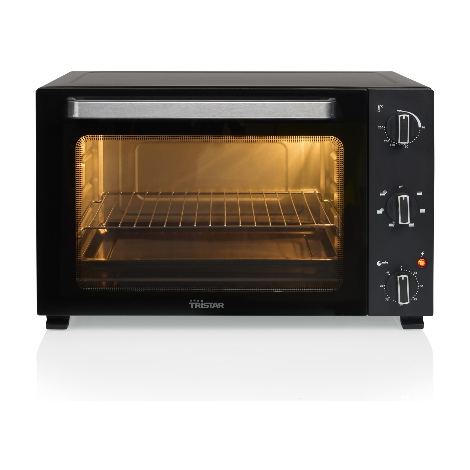 Un mini forno Tristar nero con maniglia argentata e interno illuminato.
