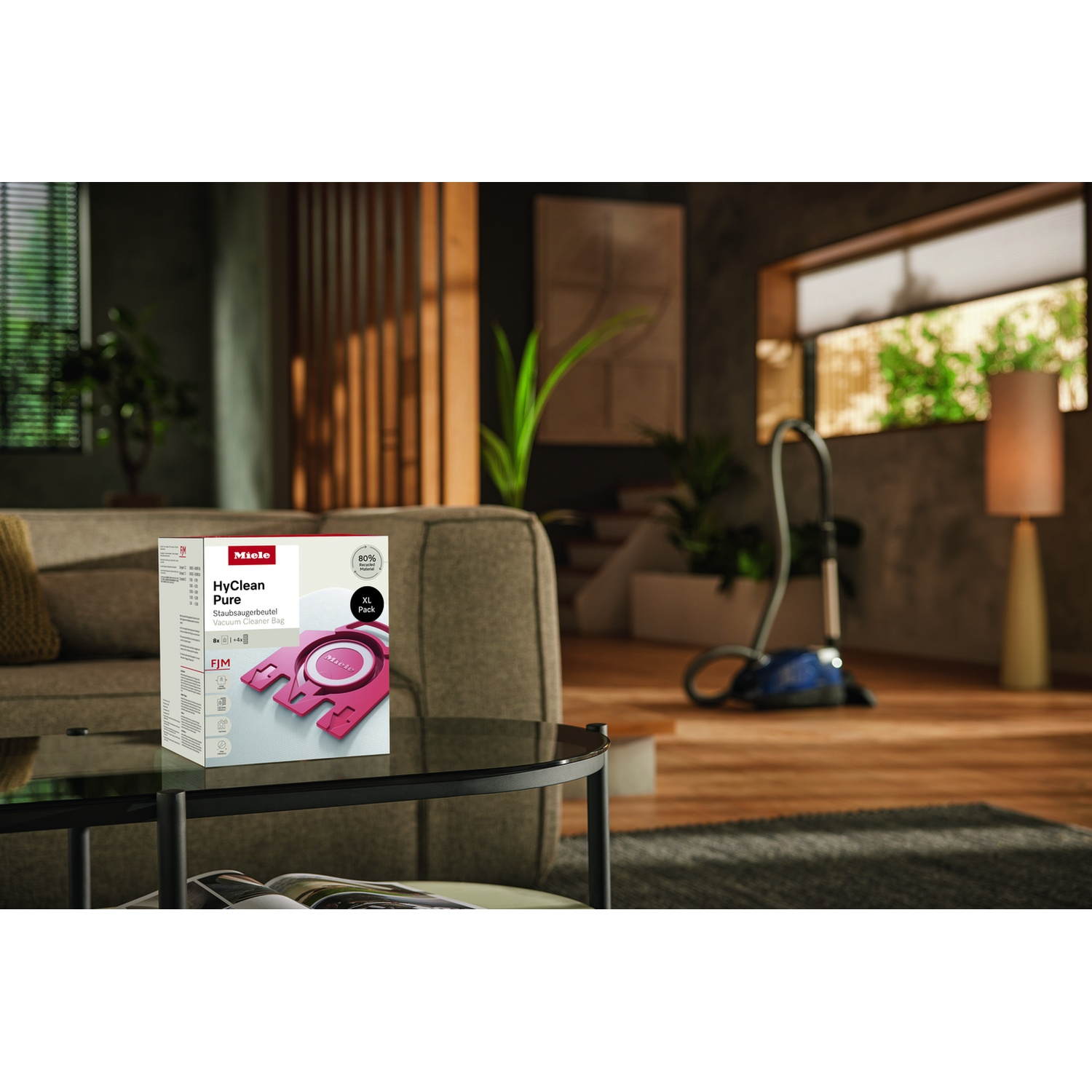 Una confezione di sacchetti aspirapolvere Miele HyClean Pure è su un tavolo.