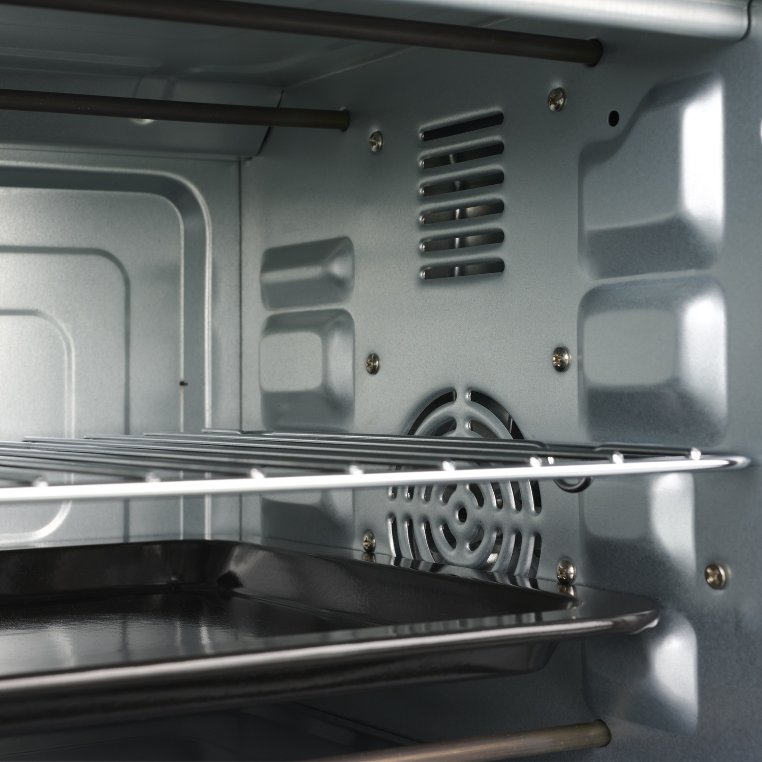 Interno di un forno con grill, ventola e teglia.