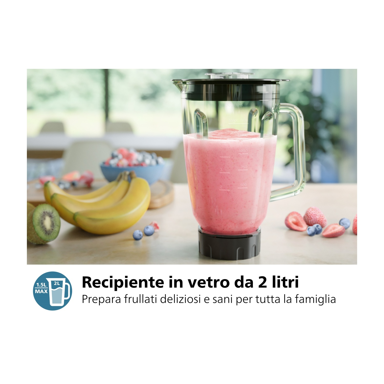 Caraffa frullatore in vetro con frullato rosa, banane, kiwi e bacche vicine.