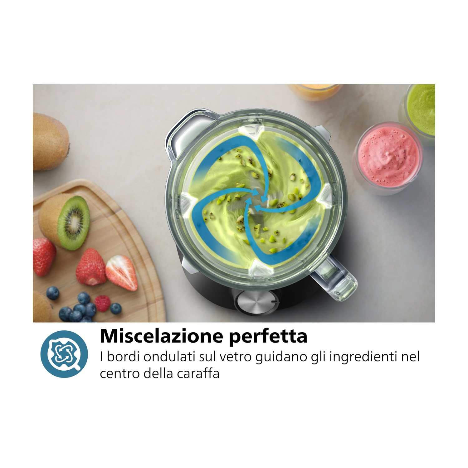 Un frullatore con smoothie verde, bacche e kiwi su un tavolo.