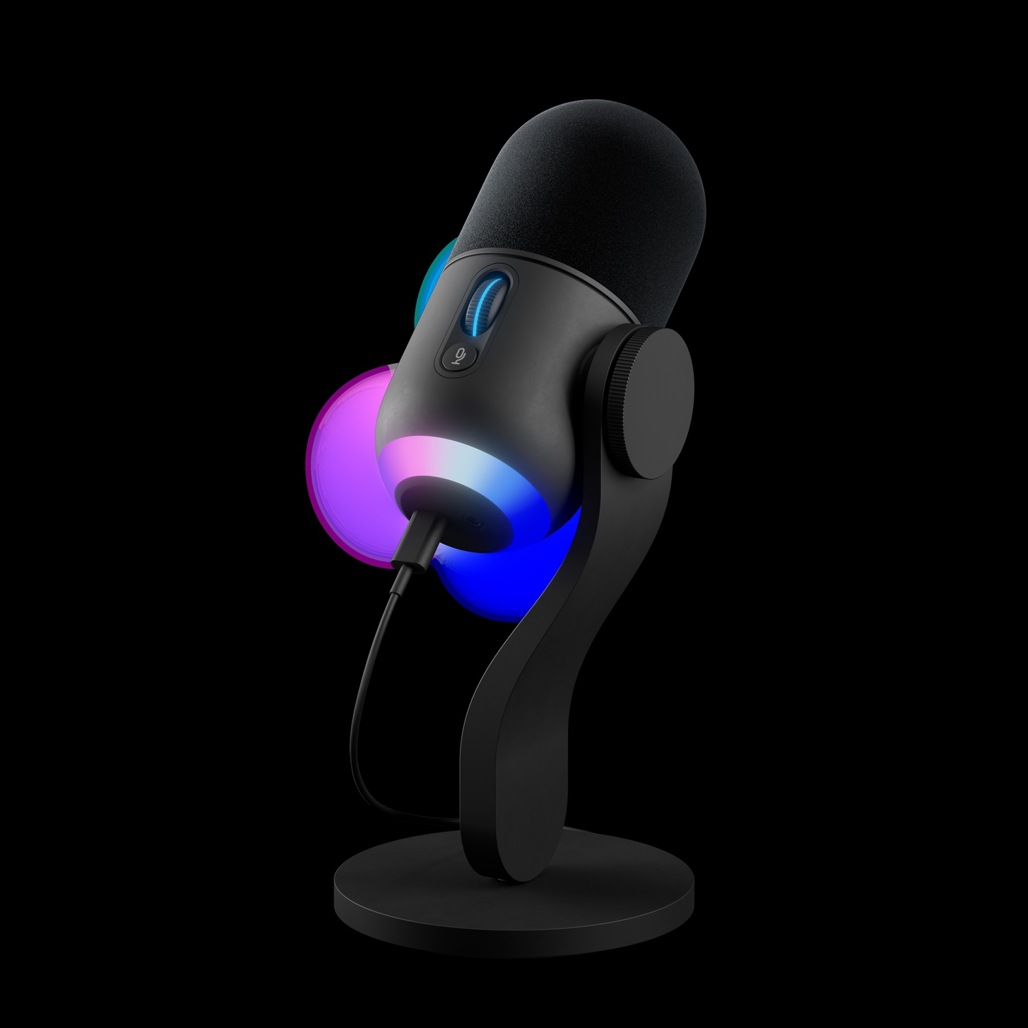 Un microfono nero con illuminazione RGB su un supporto su sfondo nero.