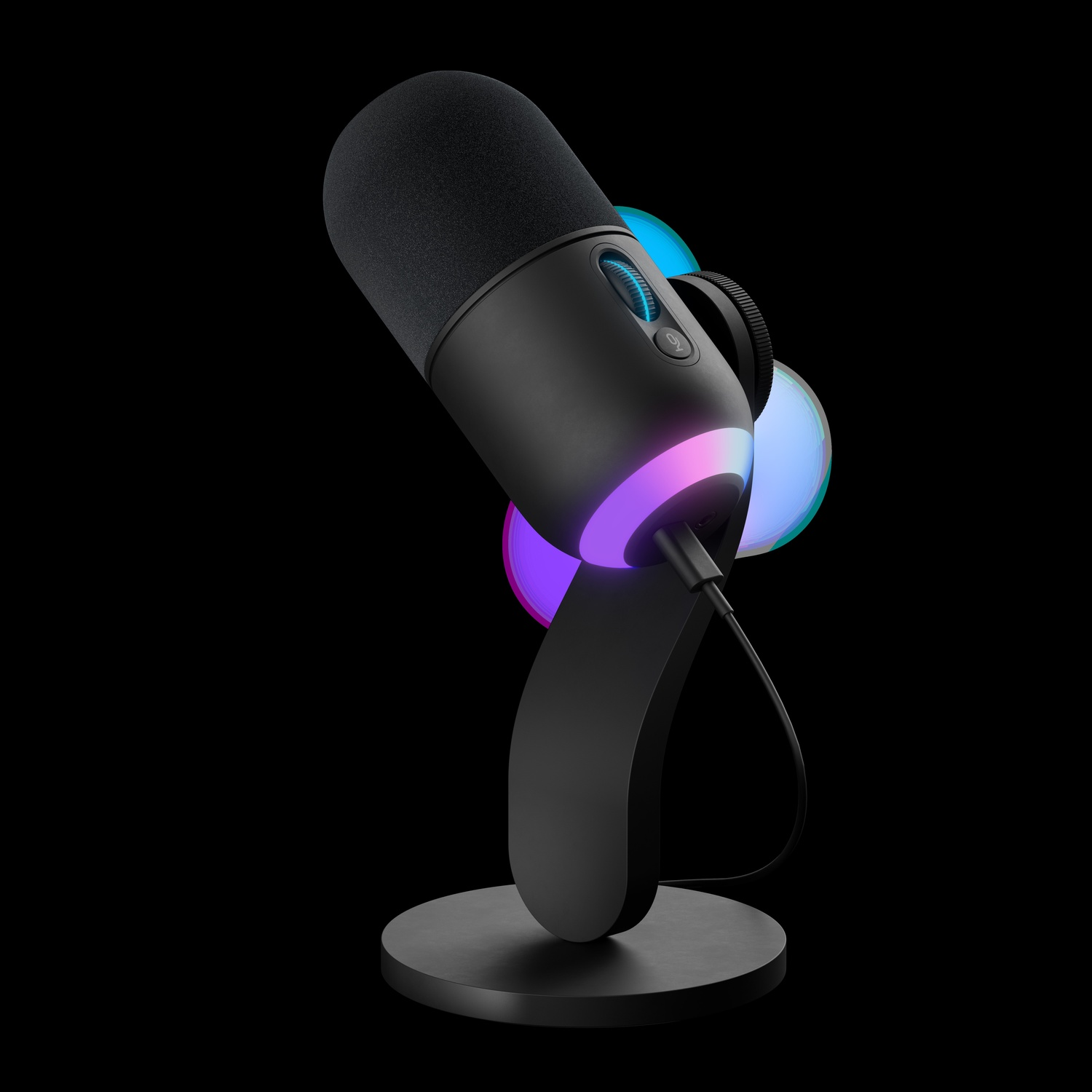 Microfono nero con illuminazione RGB su un supporto, su sfondo nero.