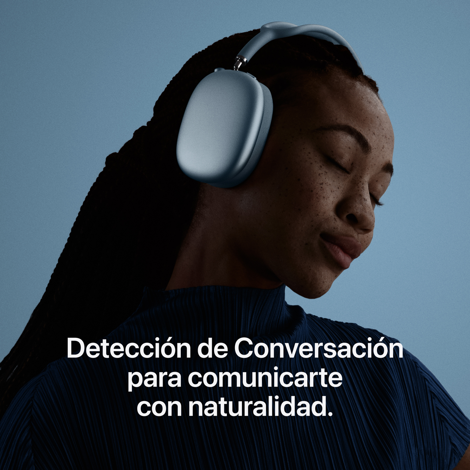 Persona usando AirPods Max plateados con texto 'Detección de Conversación para comunicarte con naturalidad'