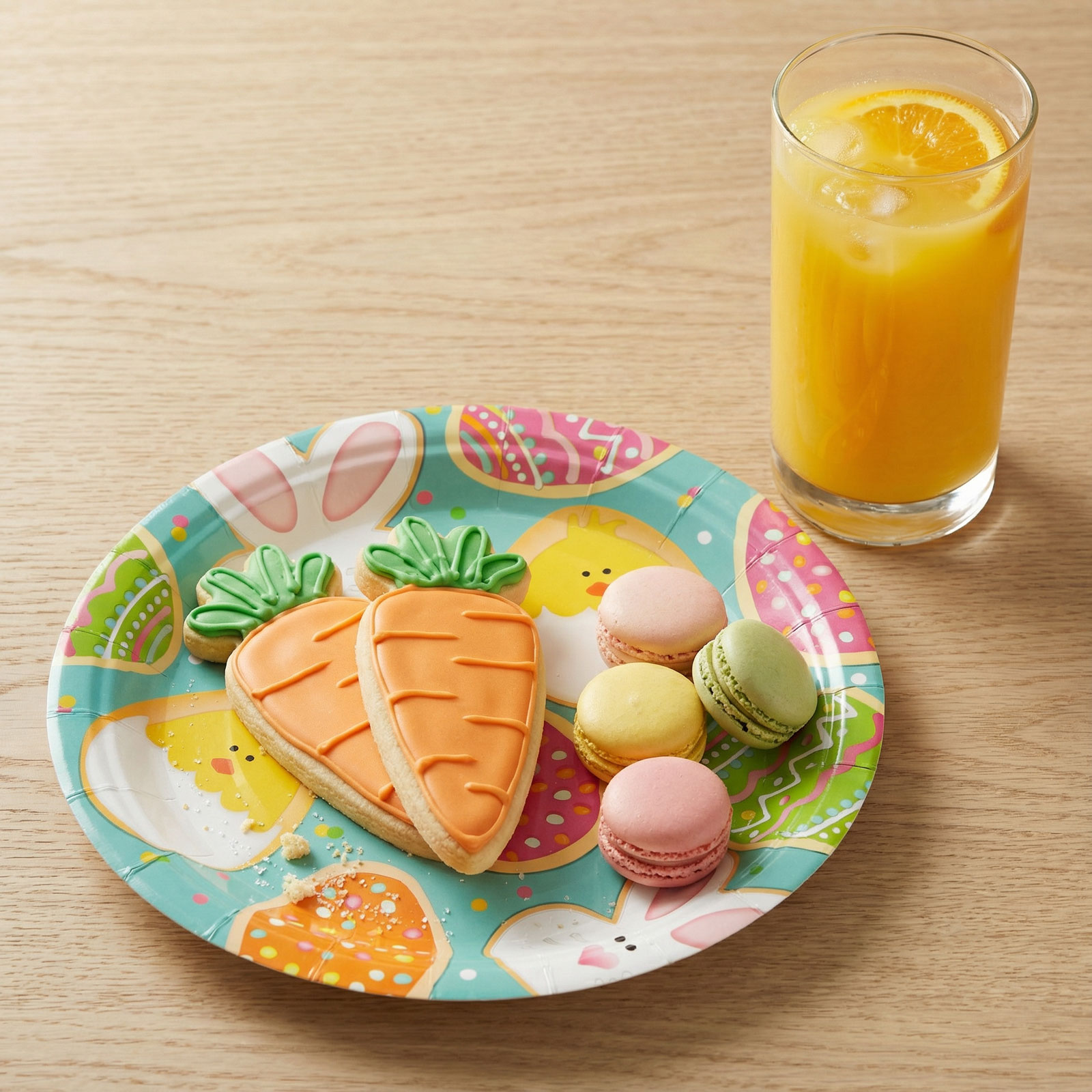 Sárgarépa alakú keksz és makaronok színes tányéron narancslével.