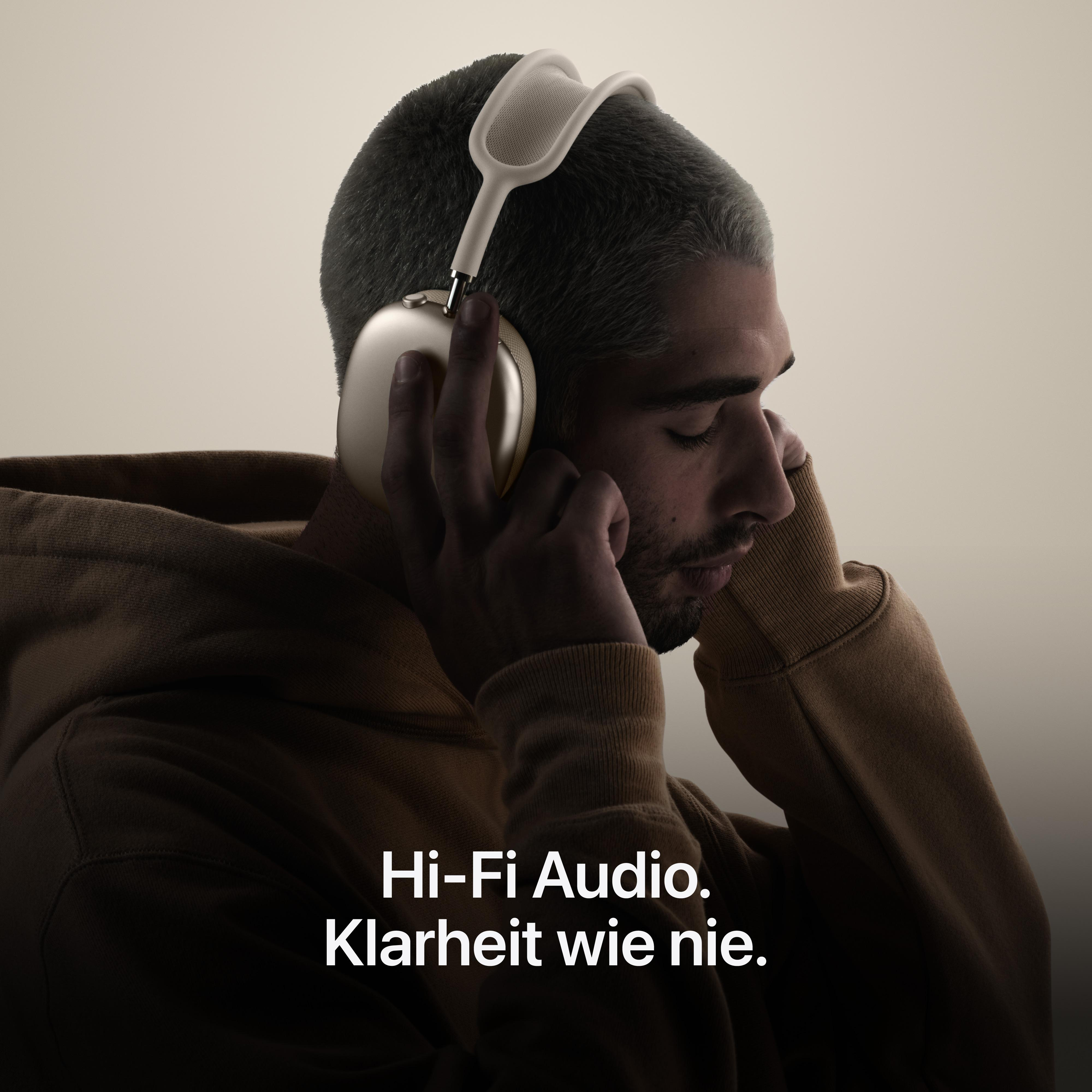 Mann mit Kopfhörern, der sich auf Musik konzentriert.